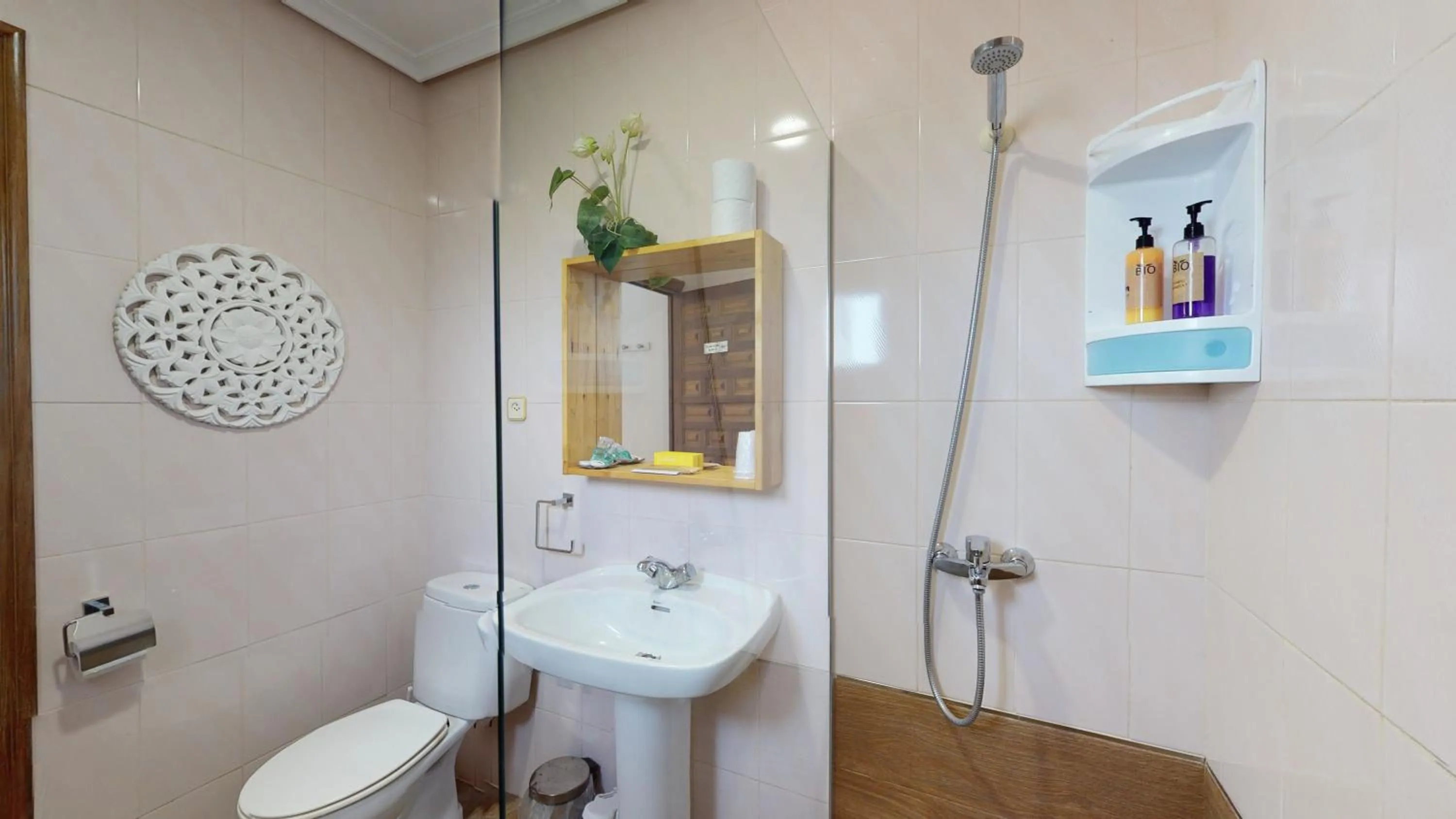 Bathroom in Hotel Consuegra