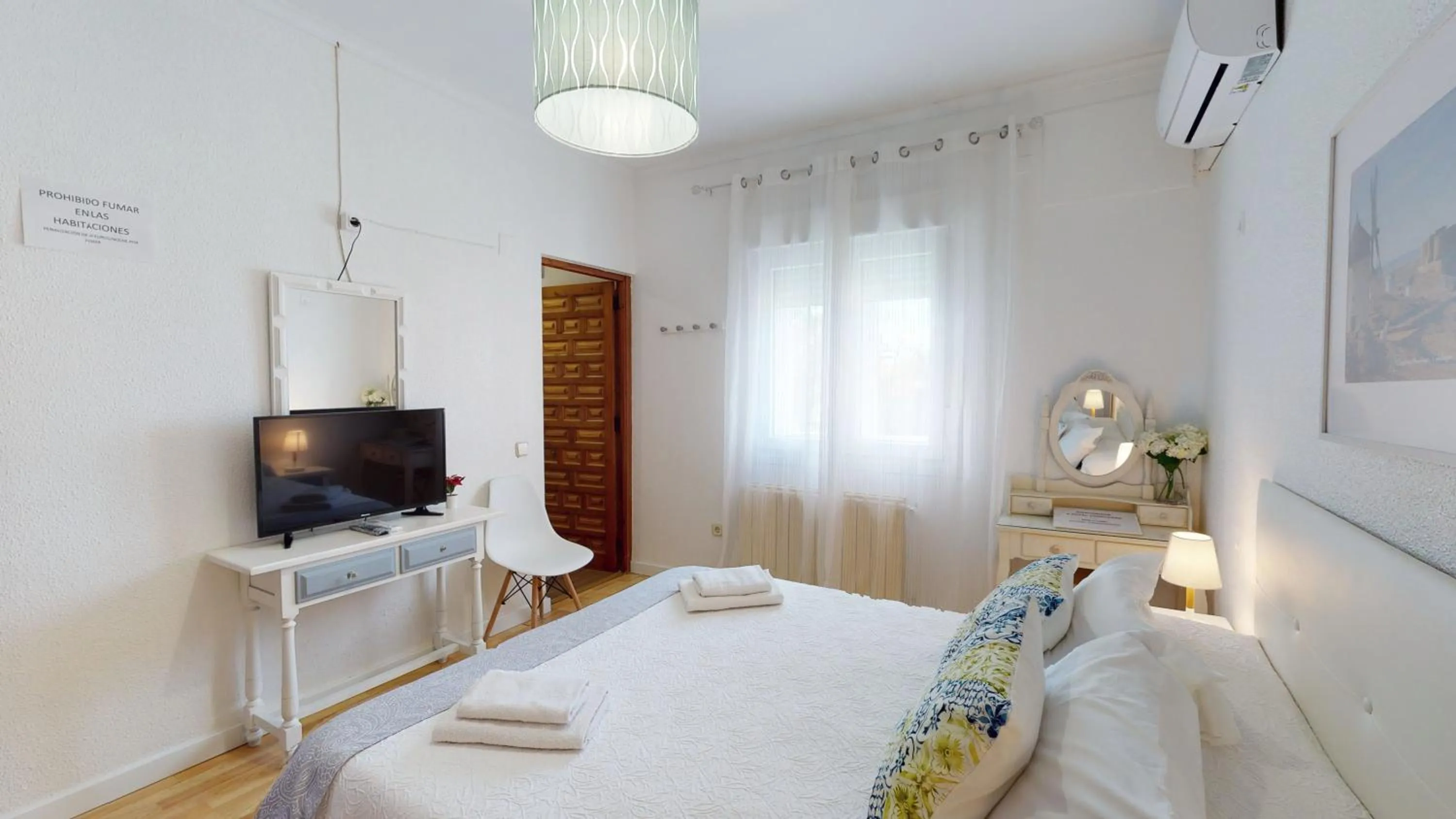 TV and multimedia, Bed in Hotel Consuegra