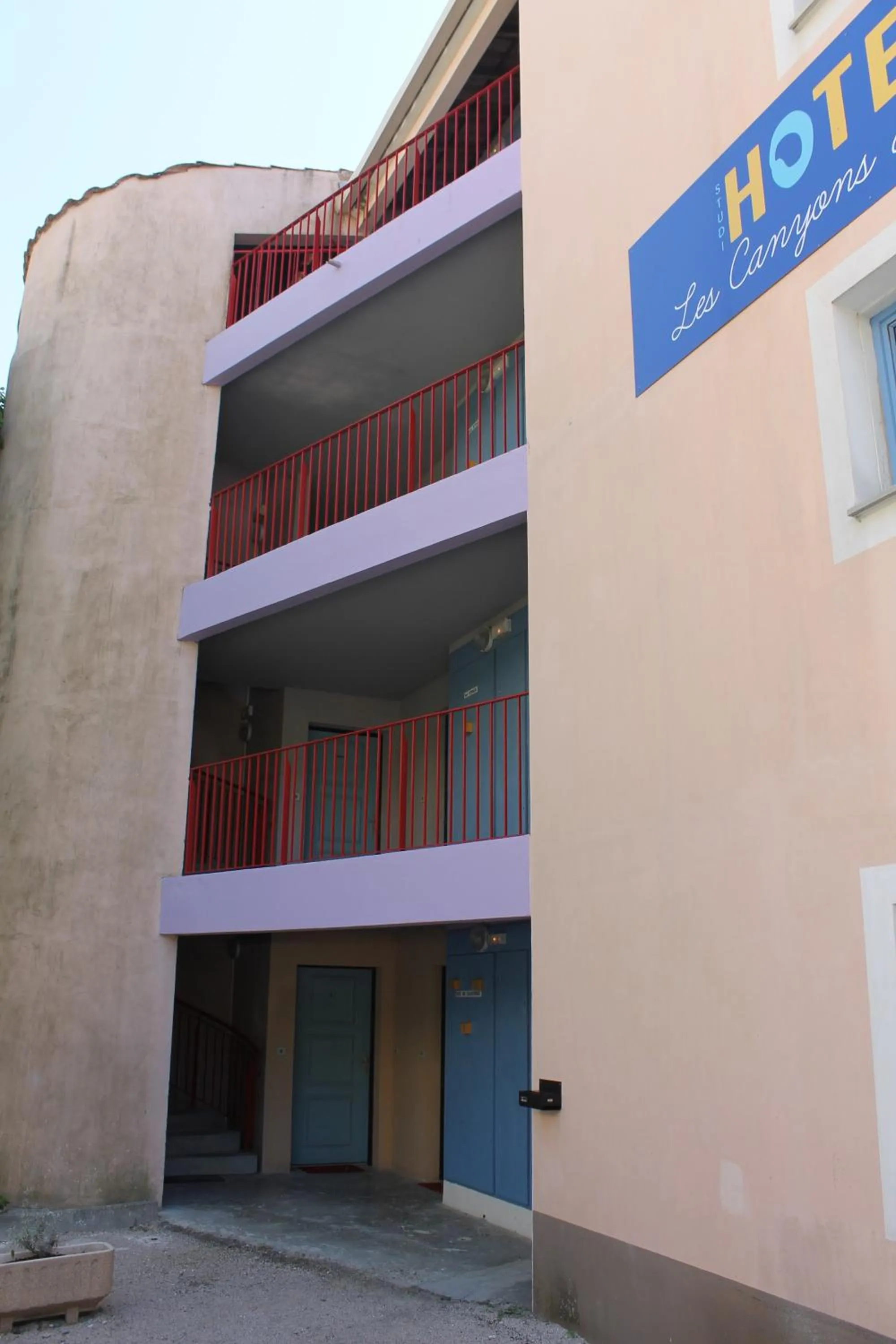Facade/entrance in Les Canyons du Verdon