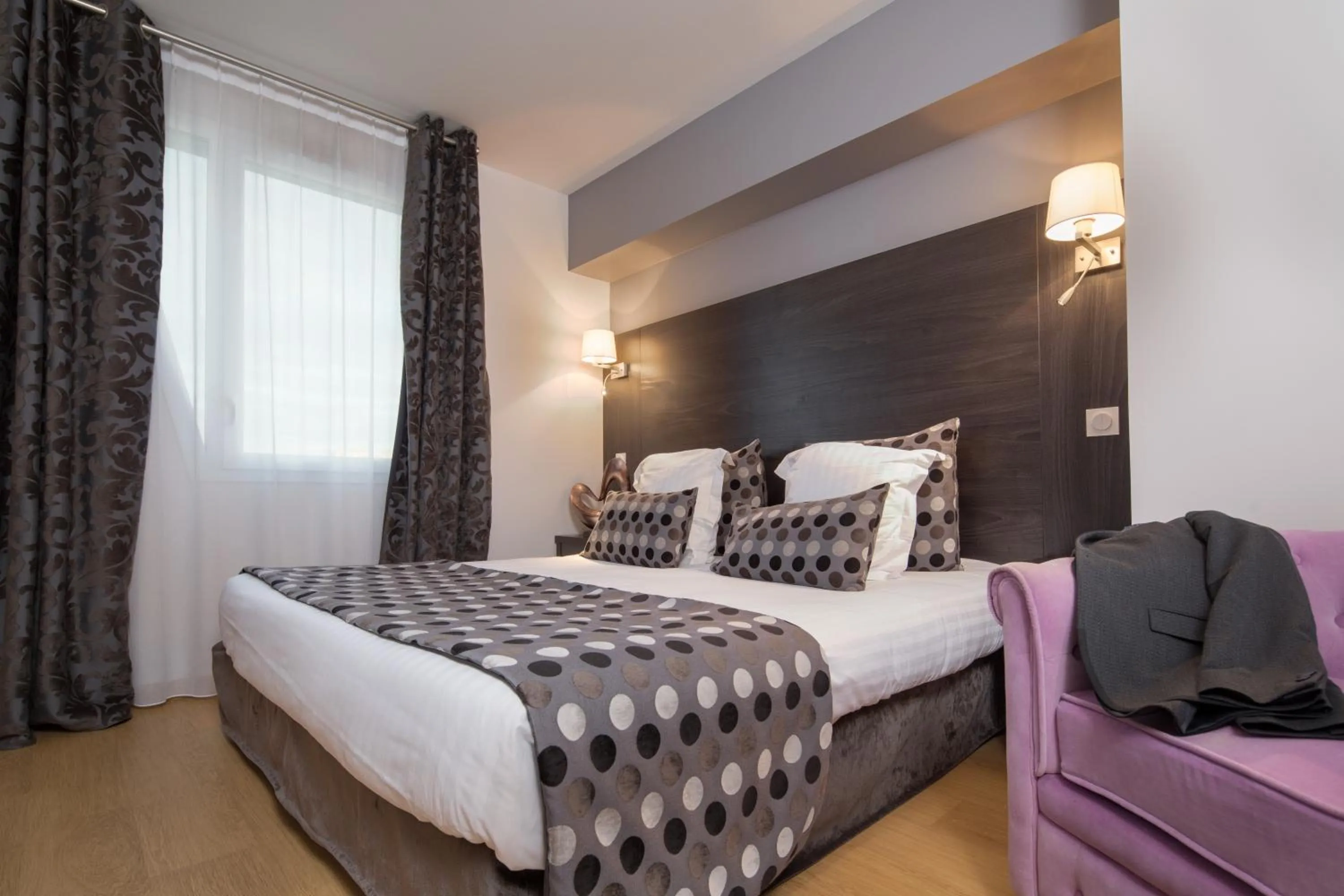 Photo of the whole room, Bed in Seven Urban Suites Nantes Centre