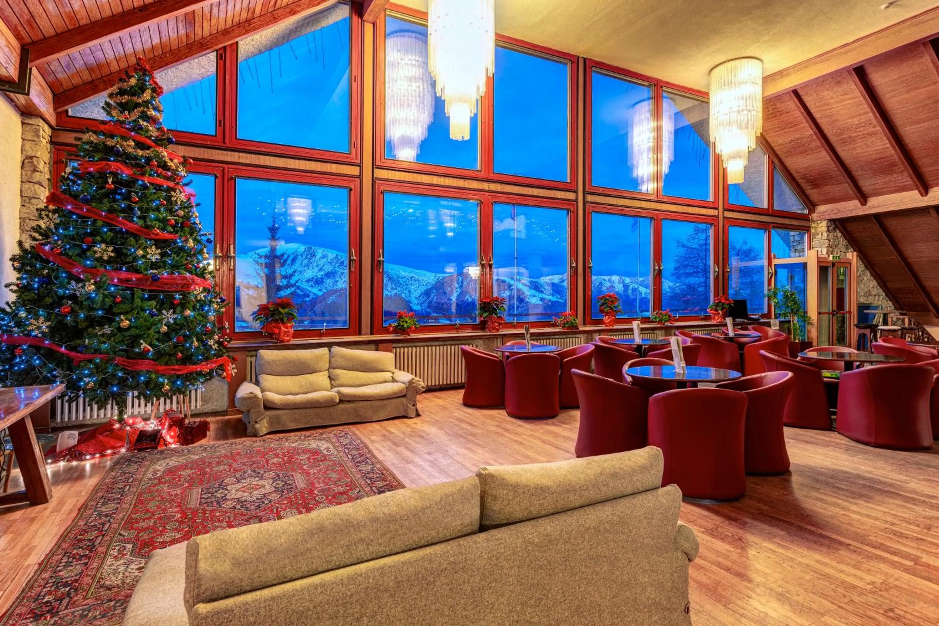 Communal lounge/ TV room in Hotel Mondolé - Azzurro Club