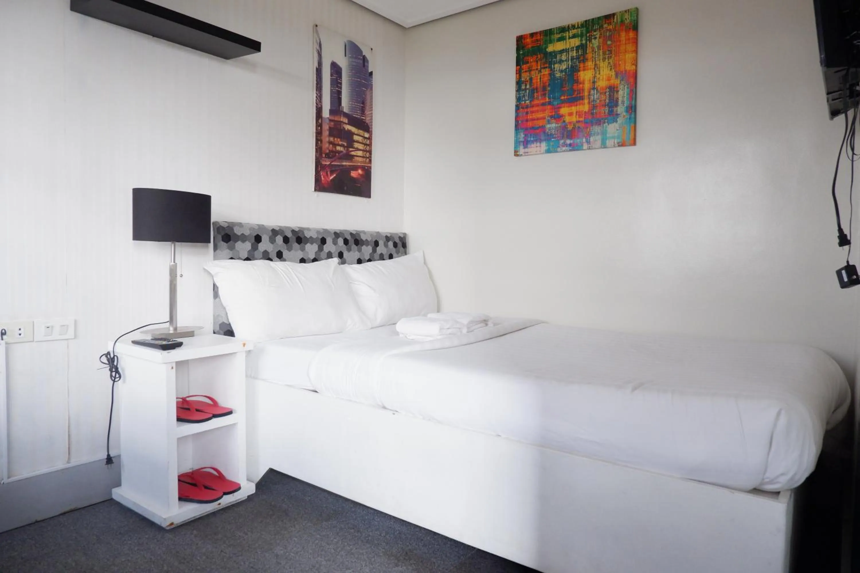 Bed in Sunset View Ridge Residences