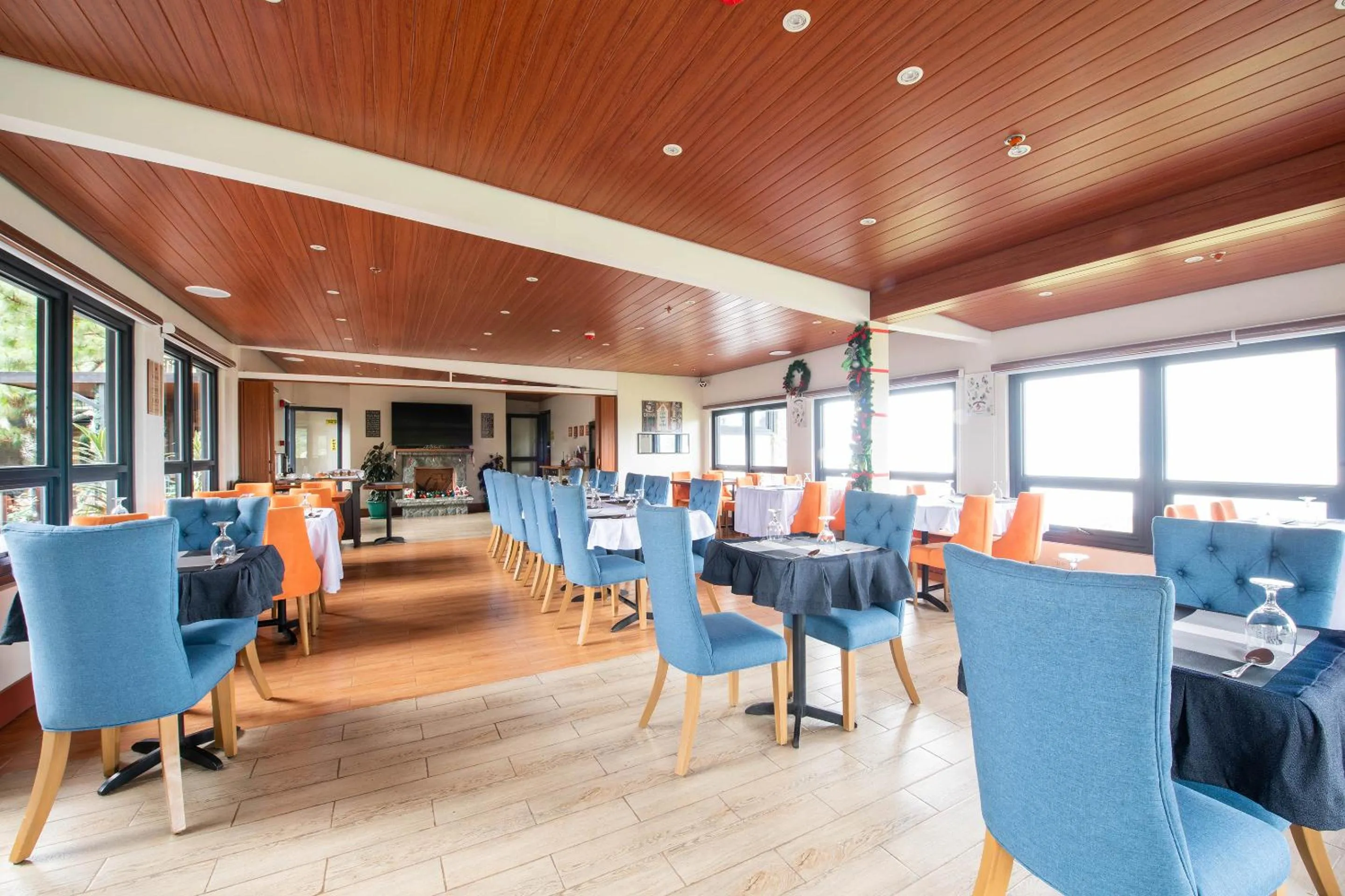 Restaurant/places to eat in Sunset View Ridge Residences