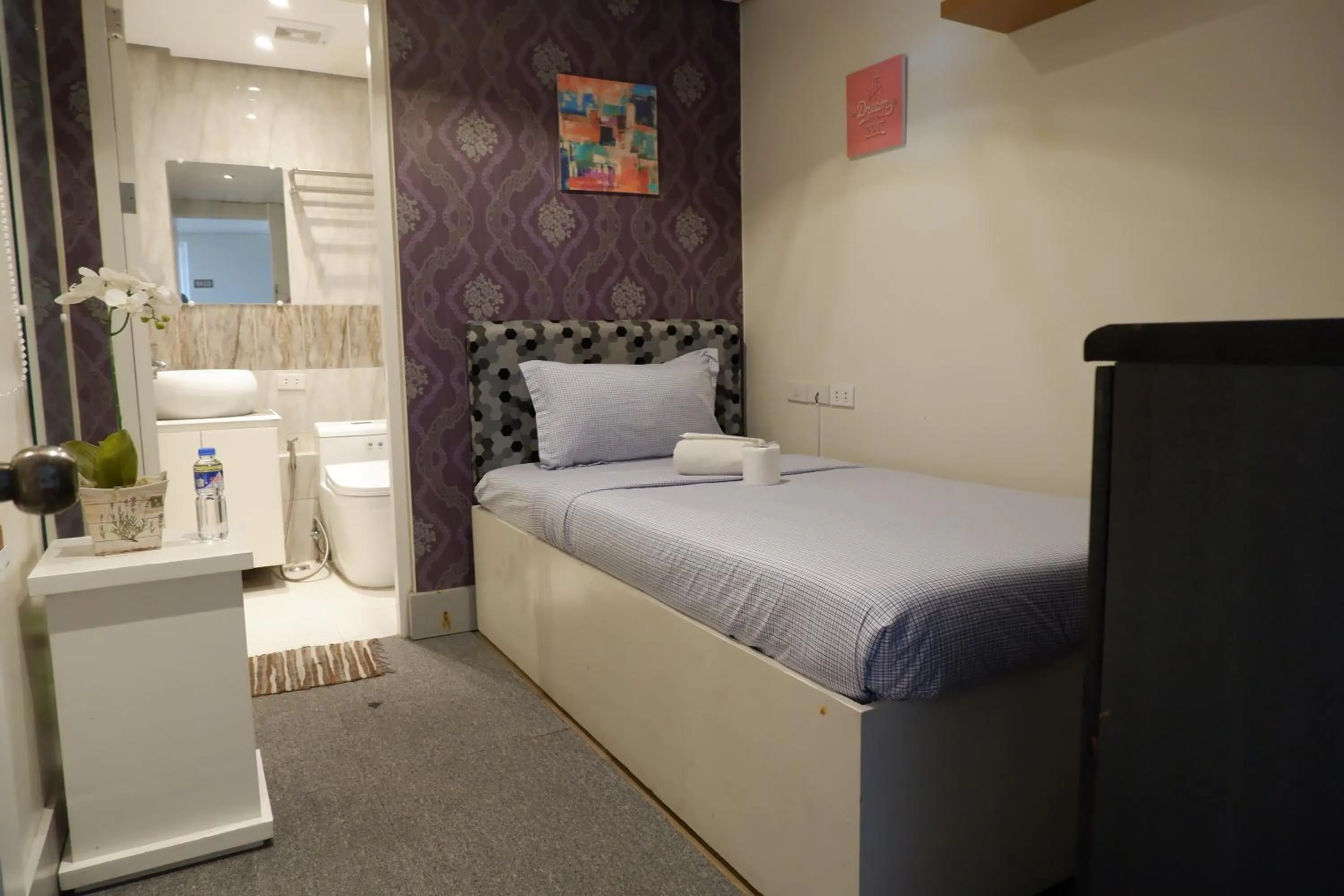 Toilet, Bed in Sunset View Ridge Residences