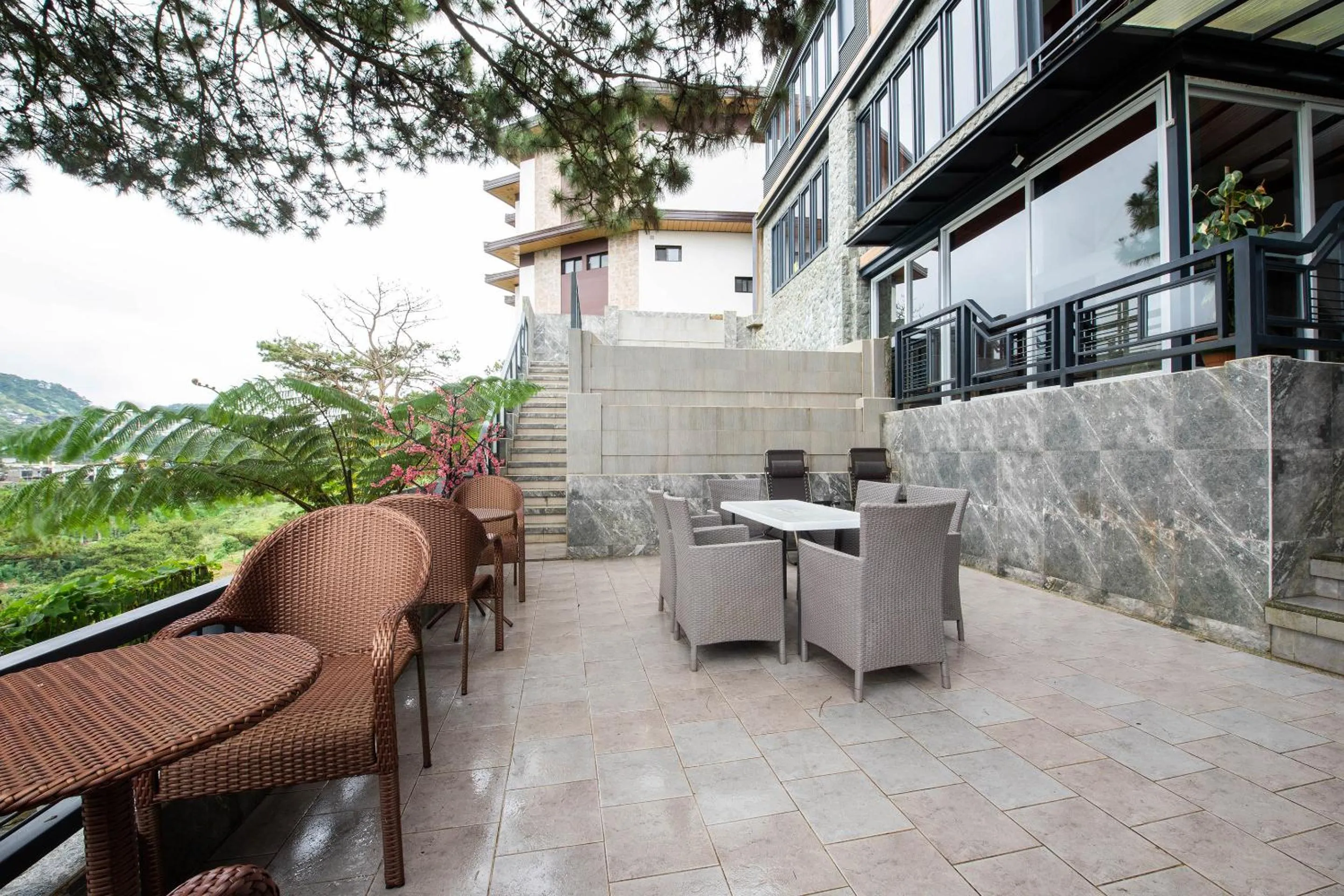 Restaurant/places to eat in Sunset View Ridge Residences