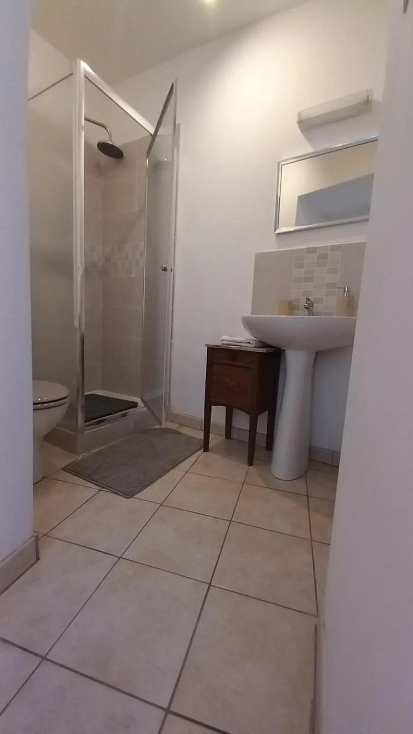 Bathroom in Maison Rives - Village du Livre de Montolieu