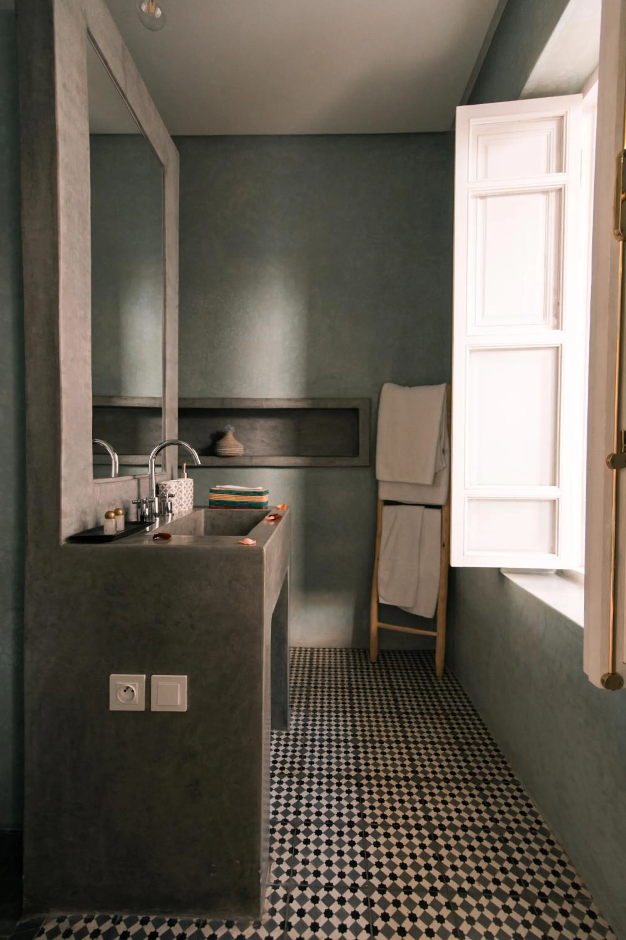 Shower in Riad Albatoul