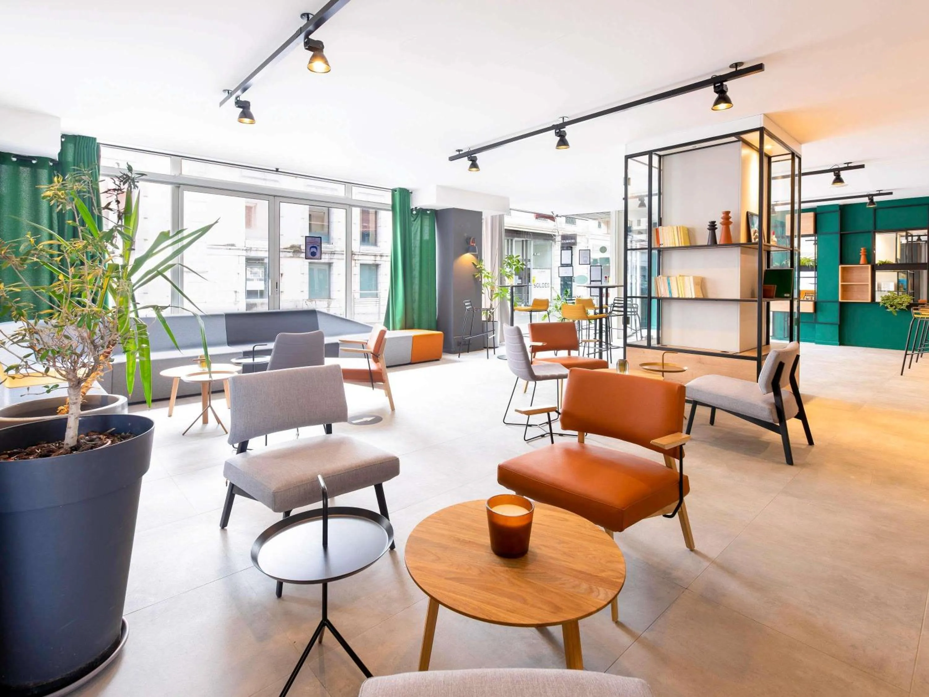 Lounge or bar in Ibis Pau Centre