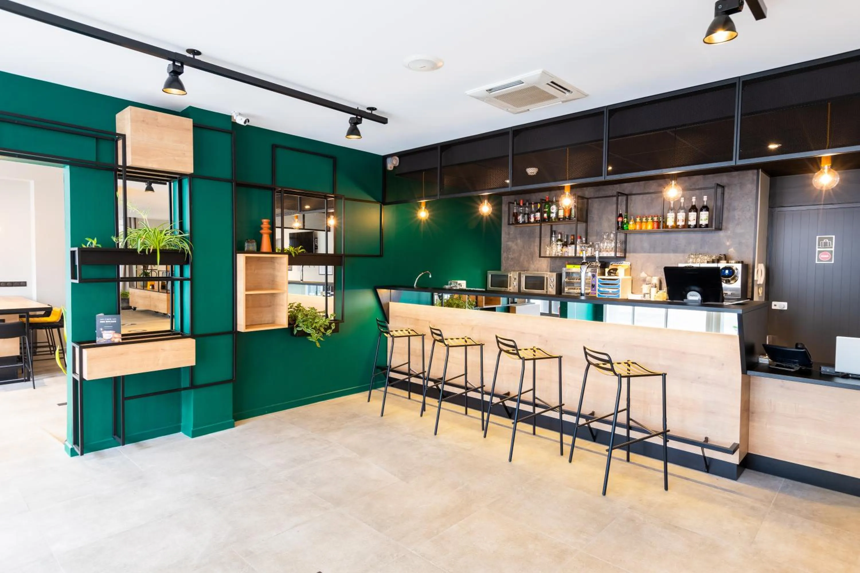 Lobby or reception in Ibis Pau Centre