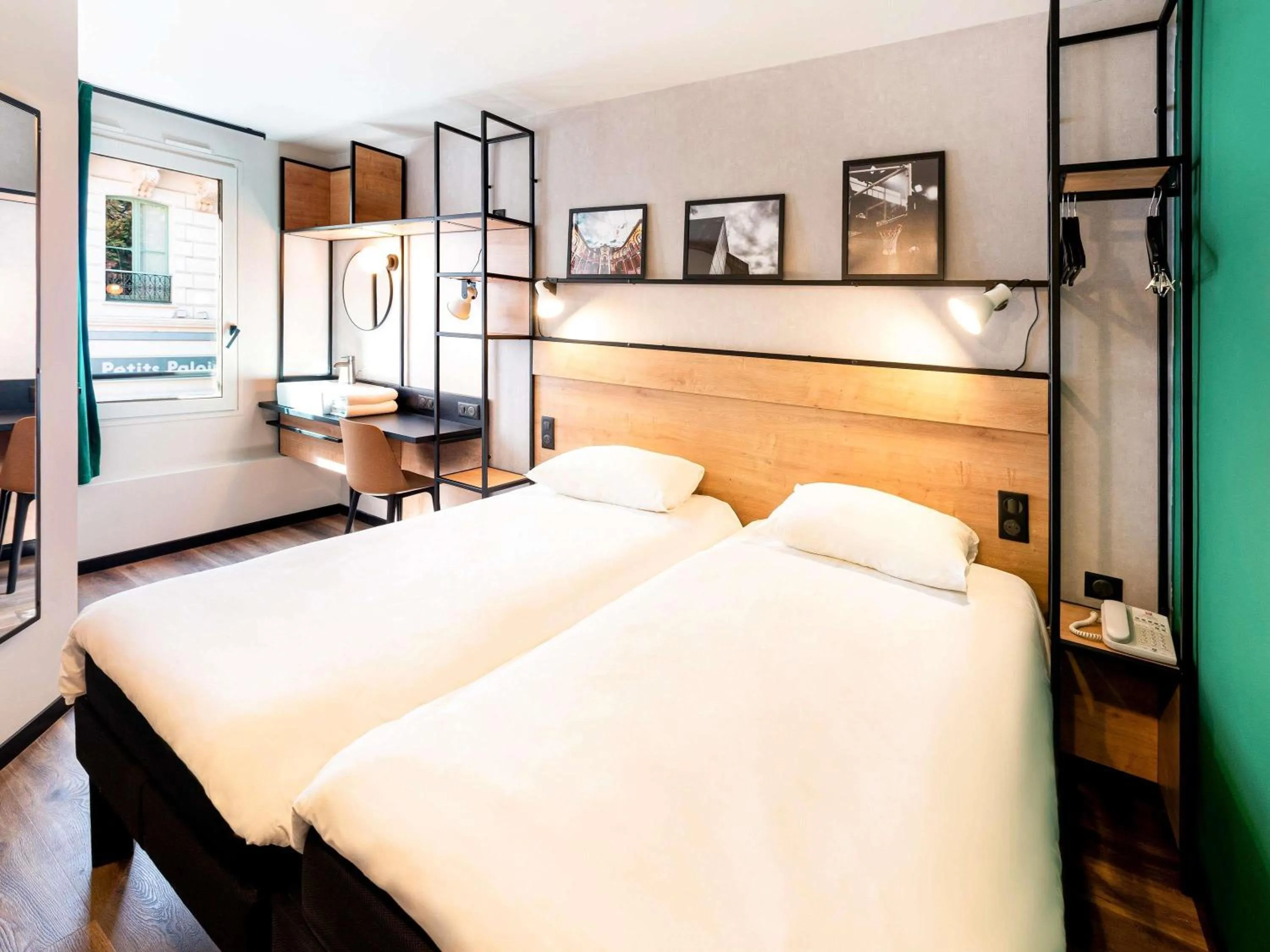 Property building, Bed in Ibis Pau Centre