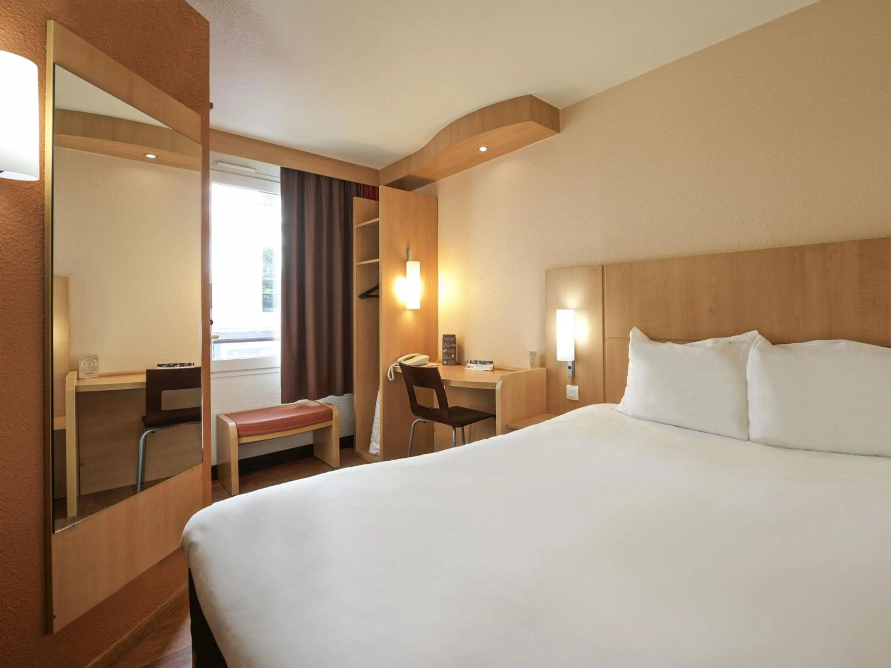 Bedroom, Bed in Ibis Pau Centre