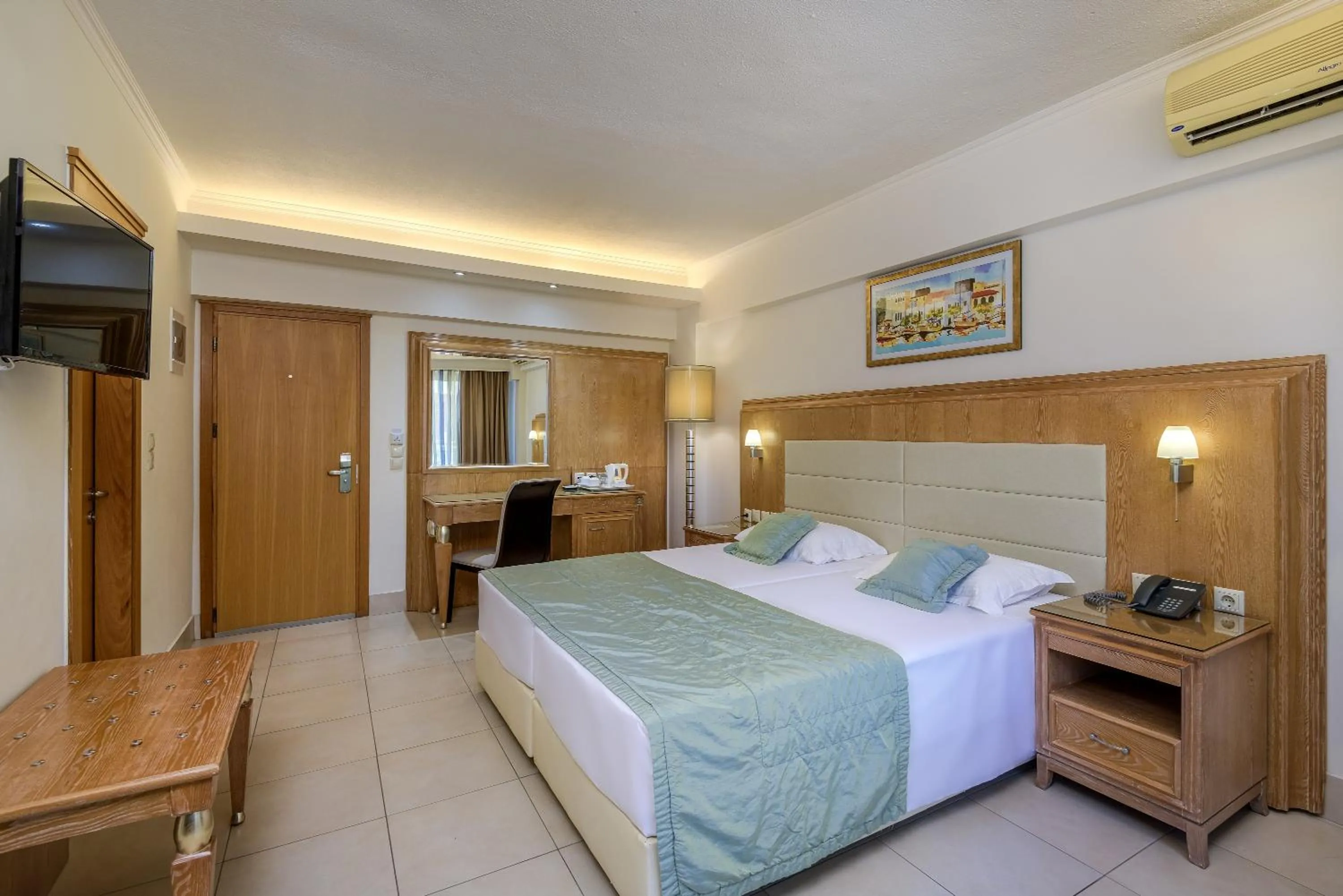 Bed in Natura Park Village Hotel & Spa