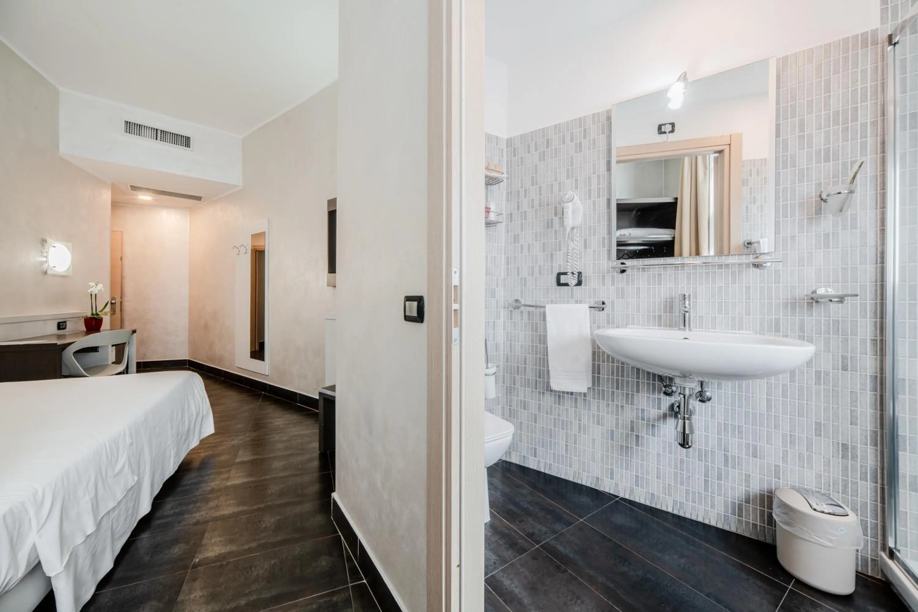 Bathroom, Bed in Hotel Milano Navigli