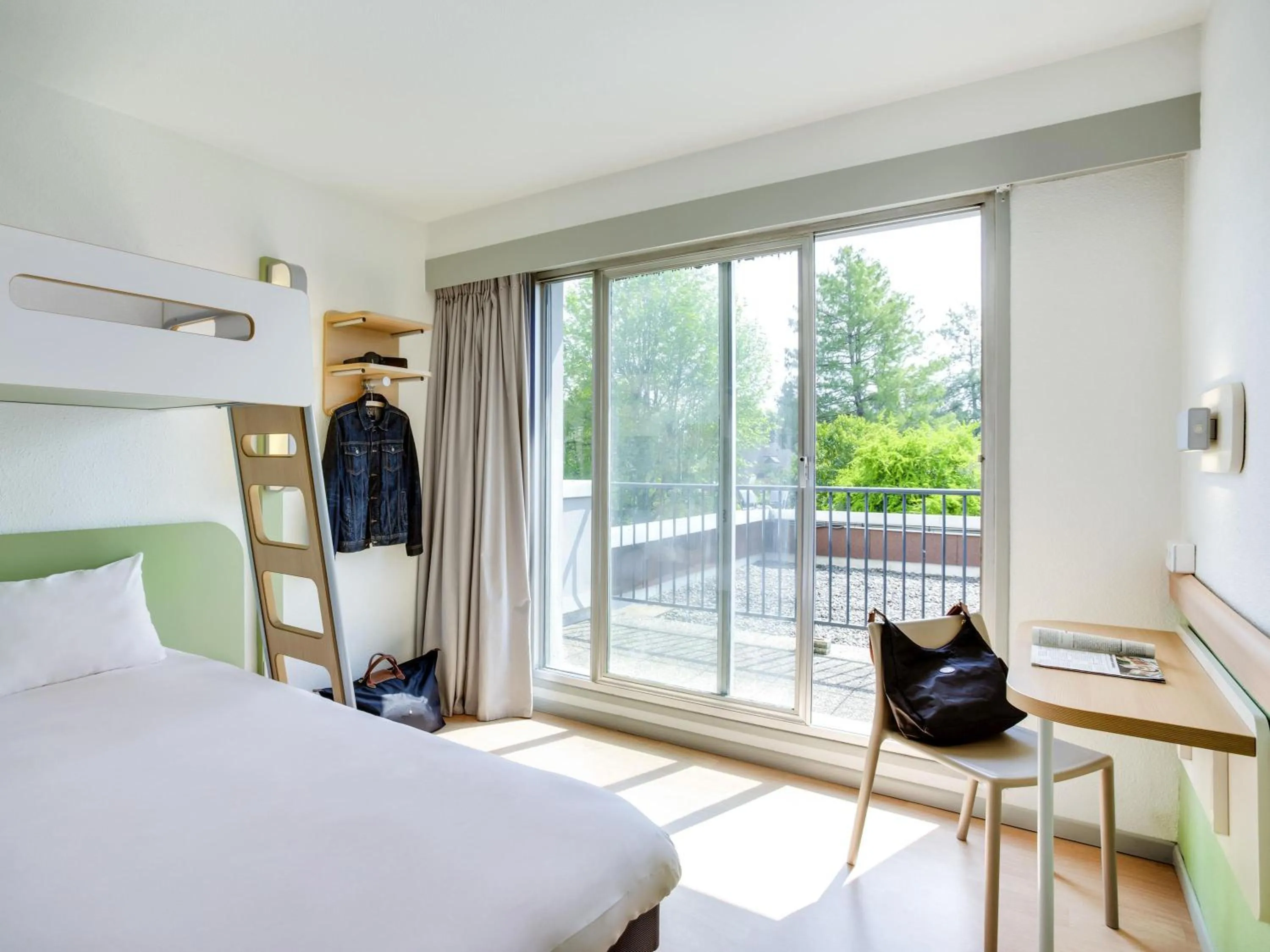 Bedroom, Bed in ibis budget Pau Lescar