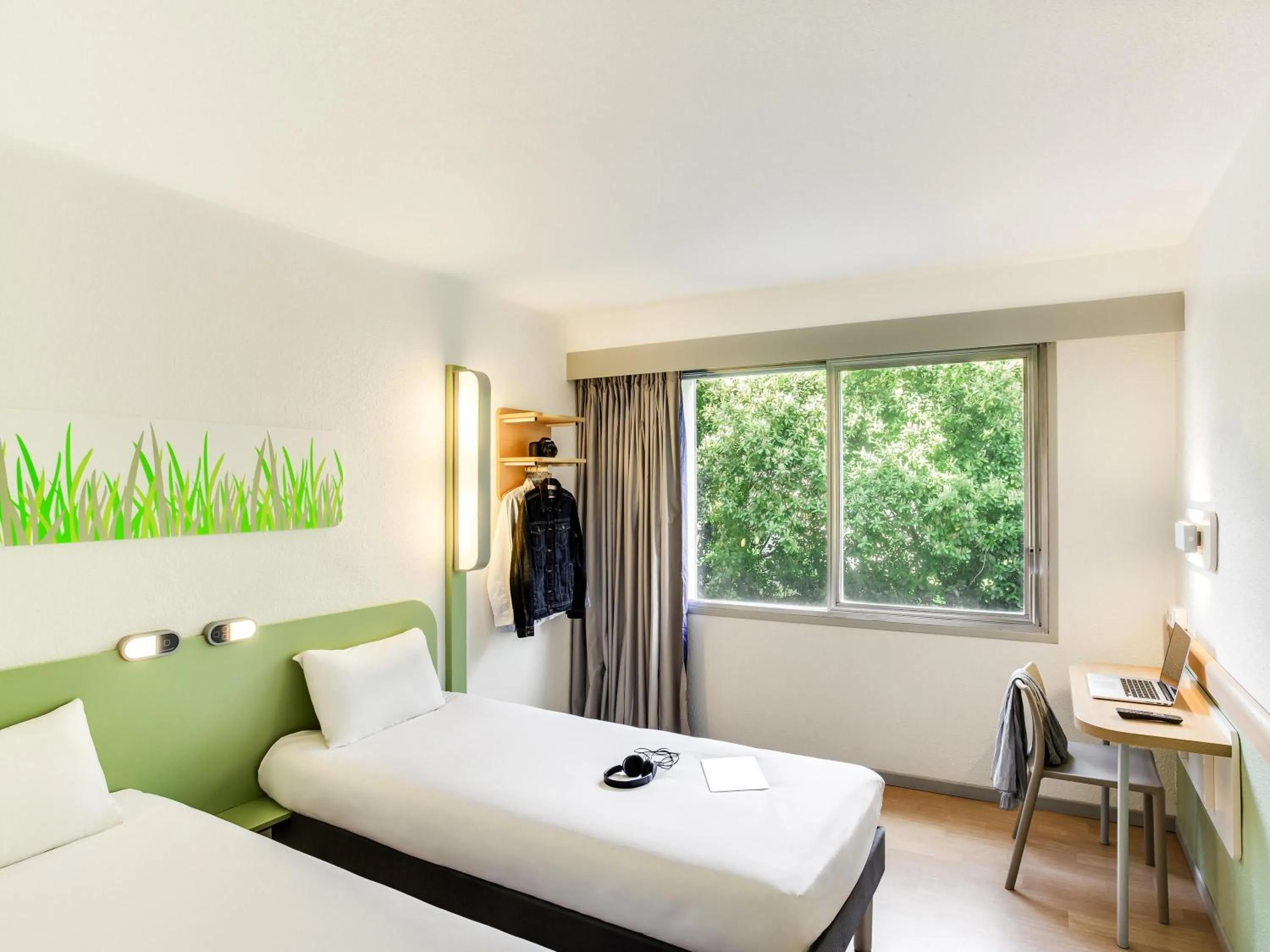 Bedroom, Bed in ibis budget Pau Lescar
