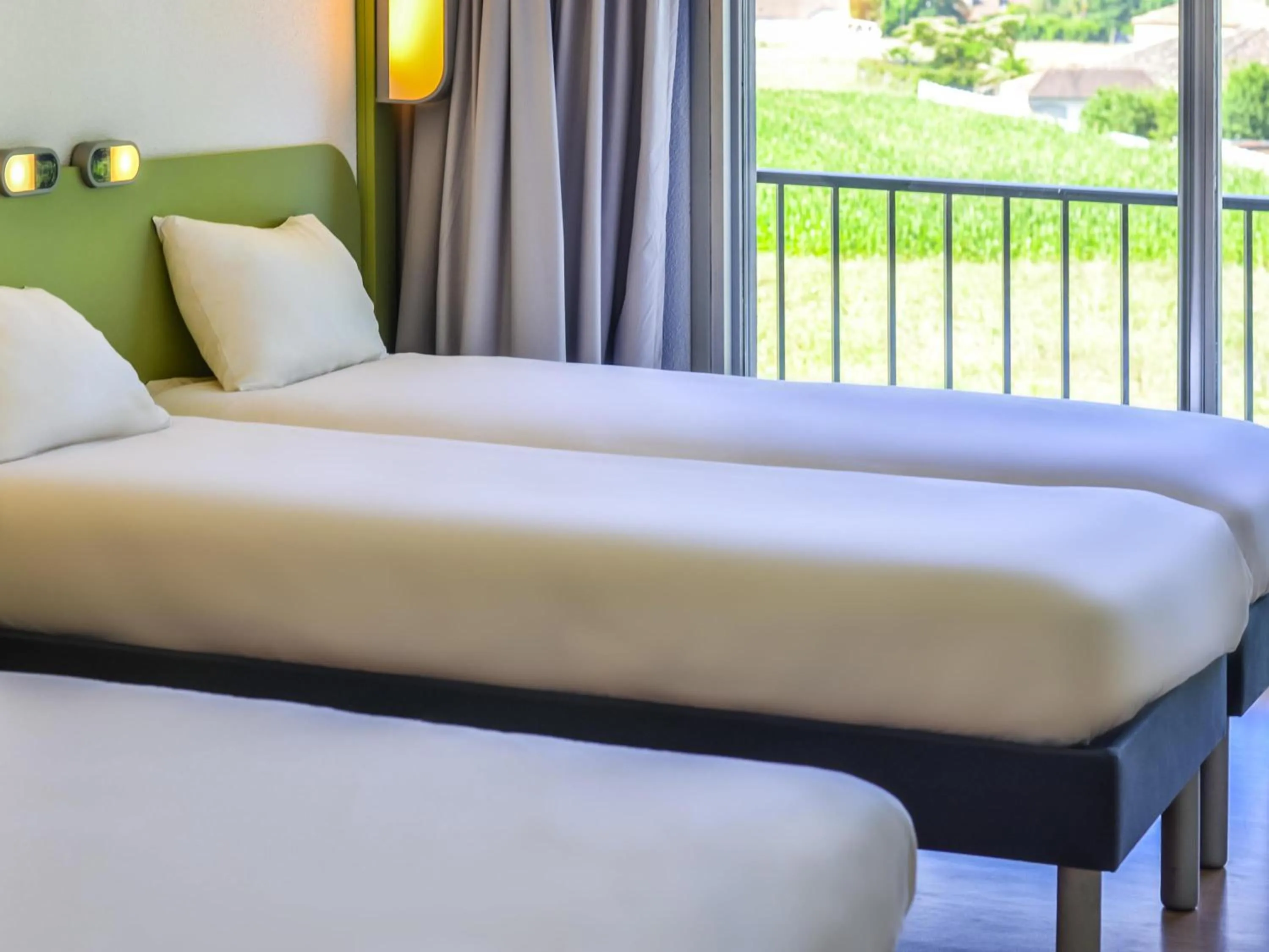 Bedroom, Bed in ibis budget Pau Lescar