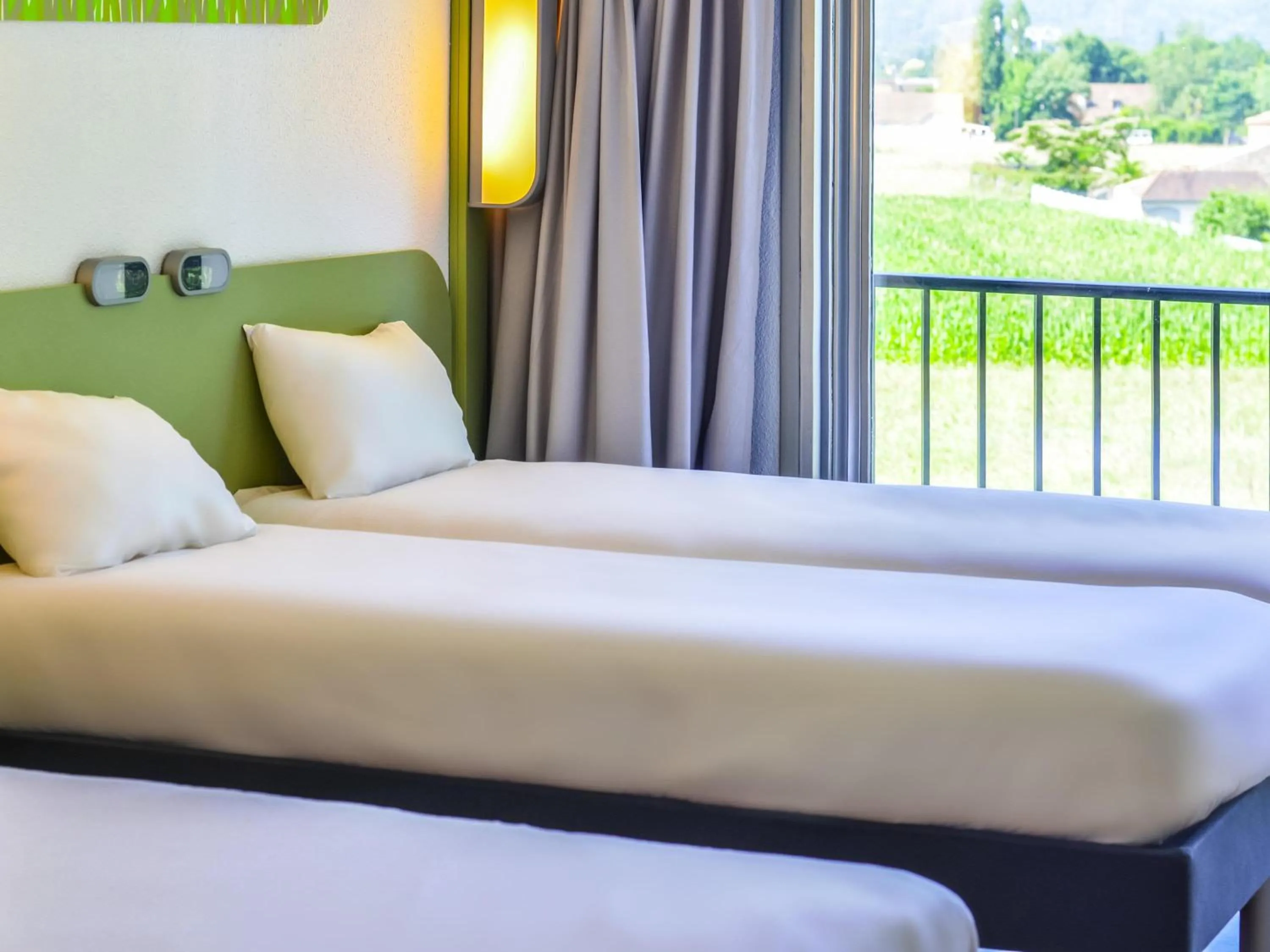 Bedroom, Bed in ibis budget Pau Lescar