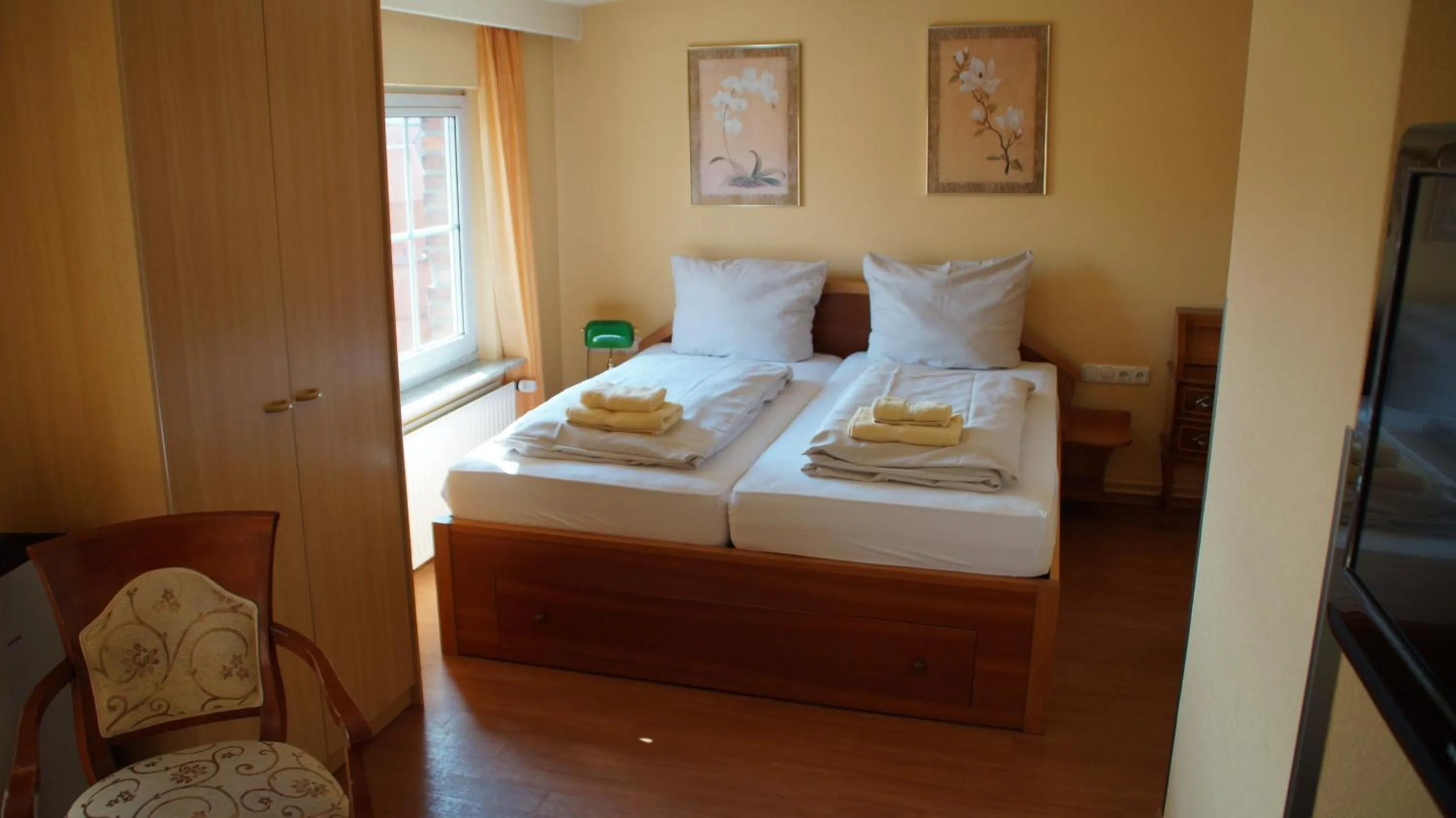 Bedroom, Bed in HOTEL alt lüneburger Kutscherstuben