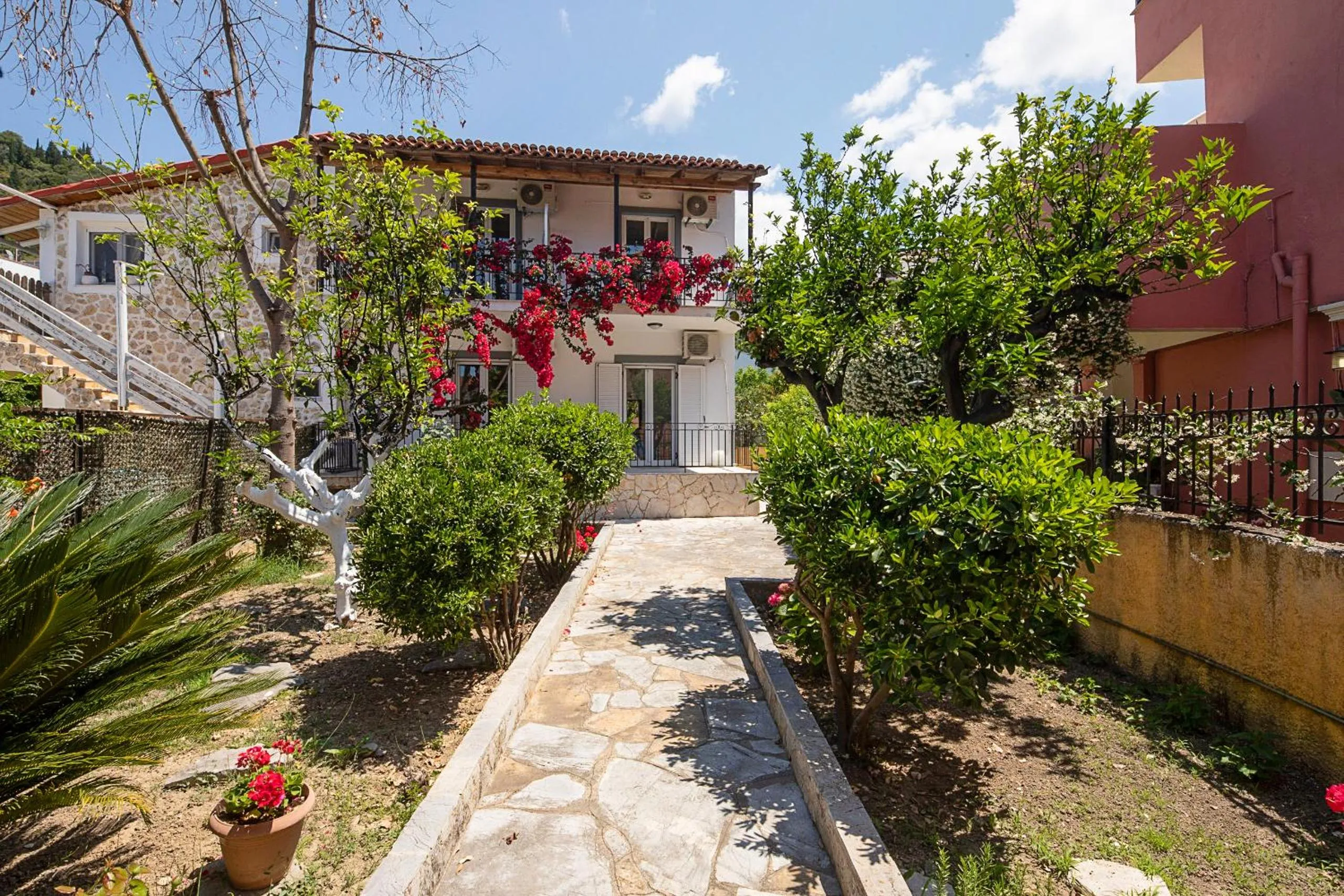 Irini Apartments and Studios