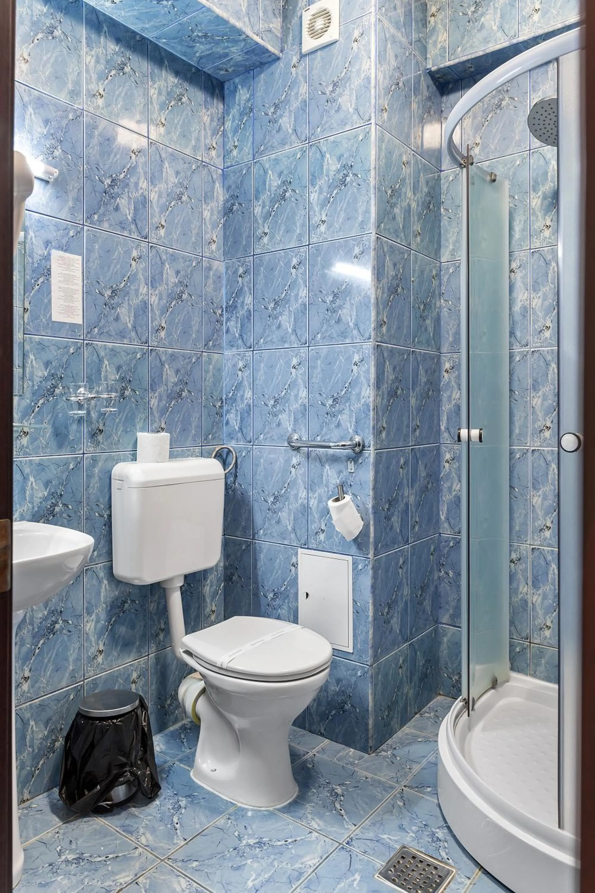 Bathroom in Lina Hotel