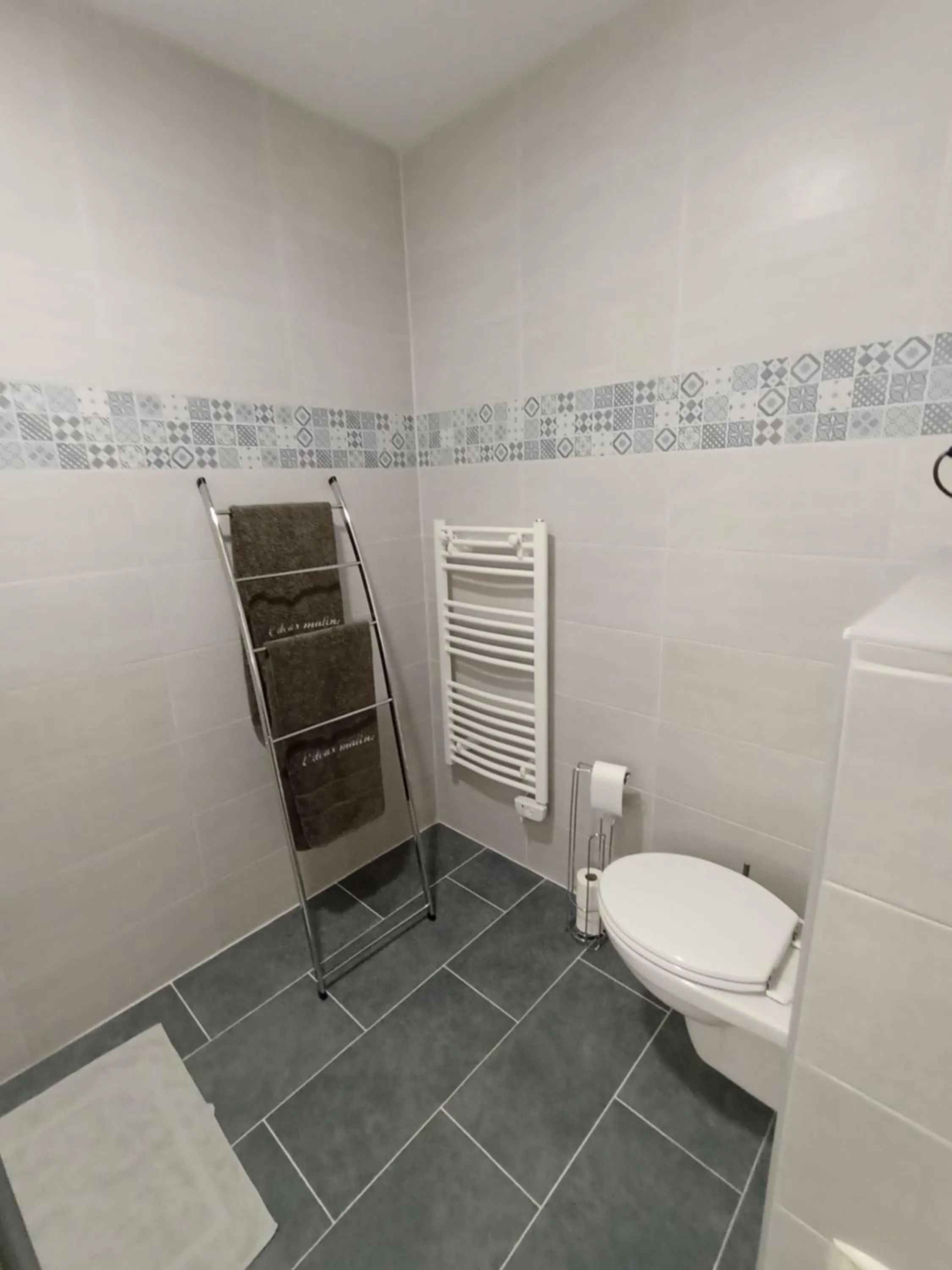 Bathroom in Chambres et Tables d'hotes " O Doux Matins " aux portes de Chinon