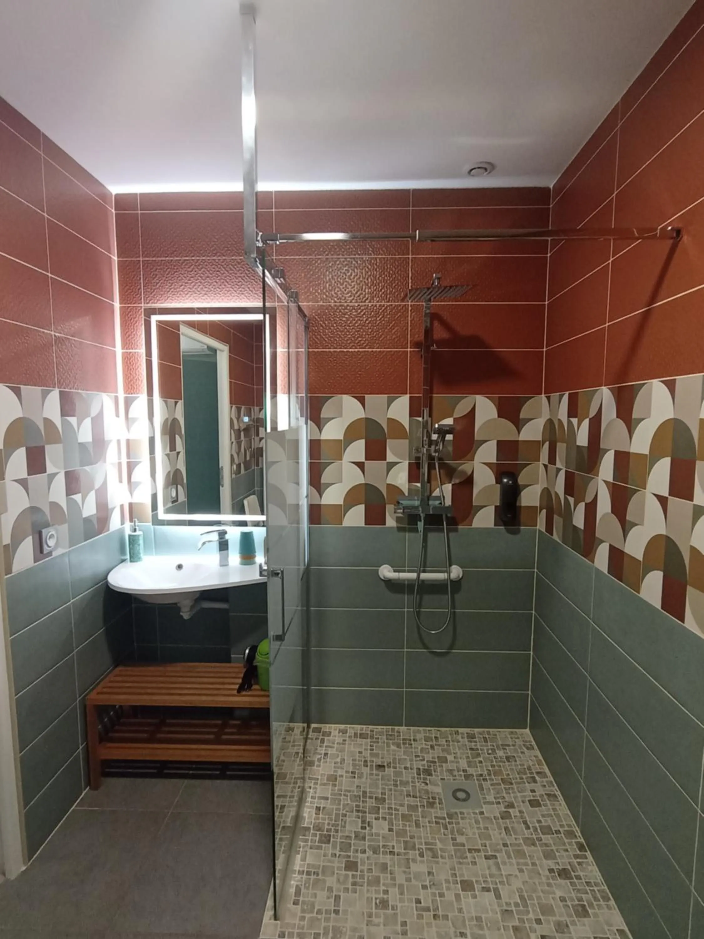 Bathroom in Chambres et Tables d'hotes " O Doux Matins " aux portes de Chinon