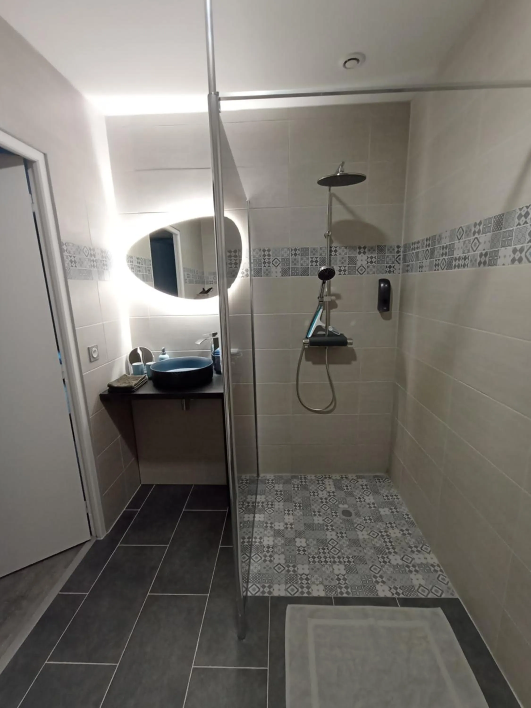 Bathroom in Chambres et Tables d'hotes " O Doux Matins " aux portes de Chinon