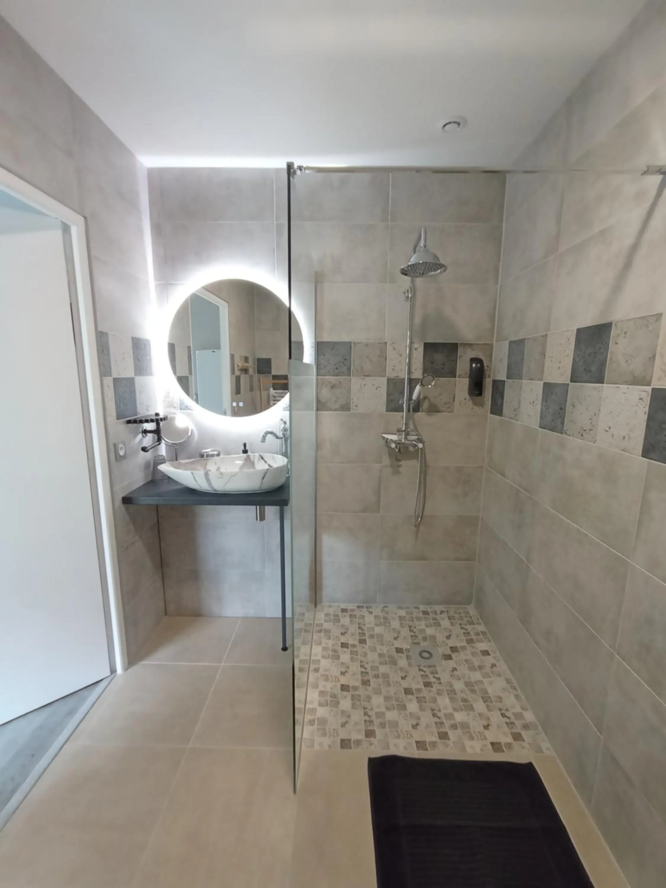 Bathroom in Chambres et Tables d'hotes " O Doux Matins " aux portes de Chinon