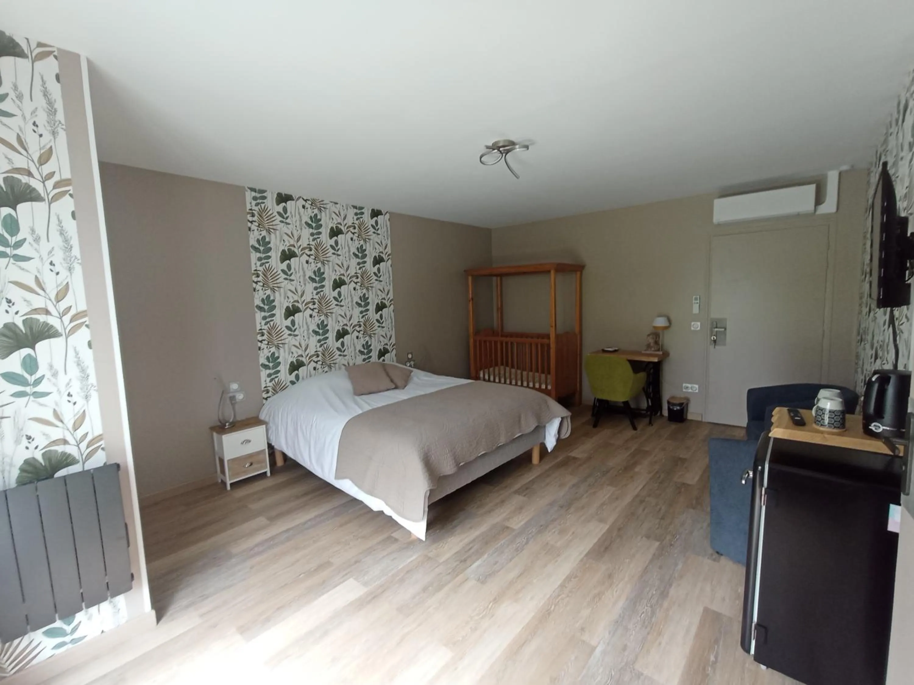 Photo of the whole room, Bed in Chambres et Tables d'hotes " O Doux Matins " aux portes de Chinon