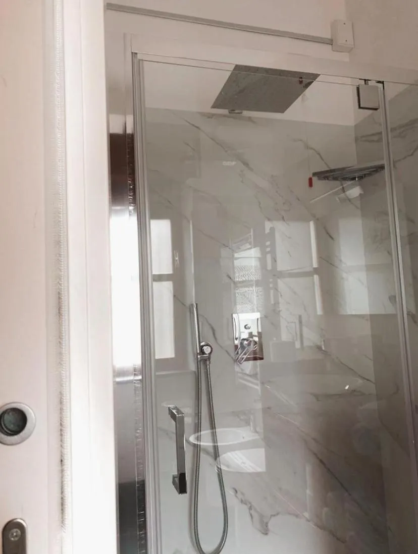 Shower in Midtown Salerno