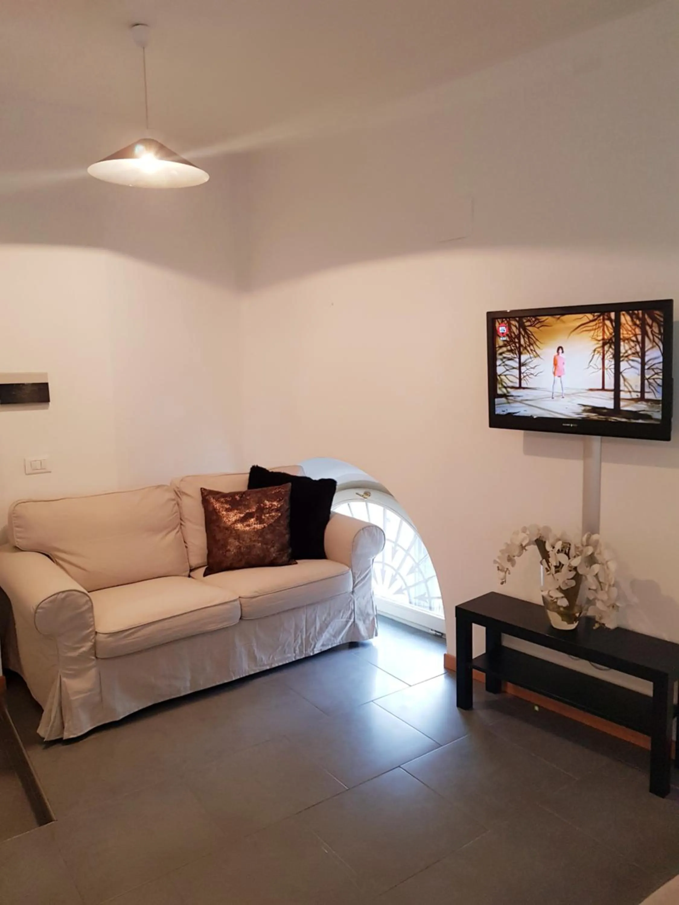 TV and multimedia in CharmeRooms Villa Moroni