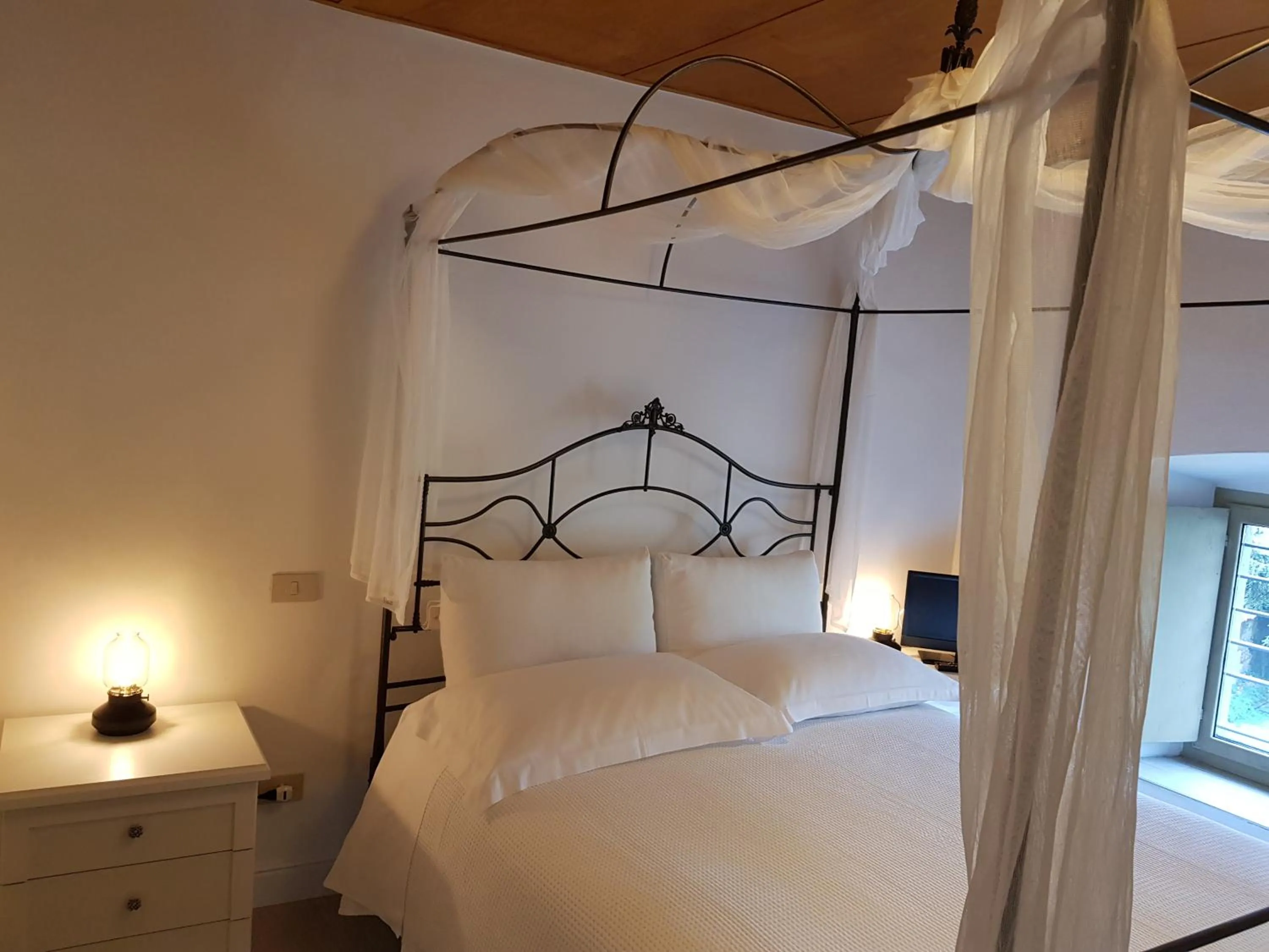 Bed in CharmeRooms Villa Moroni