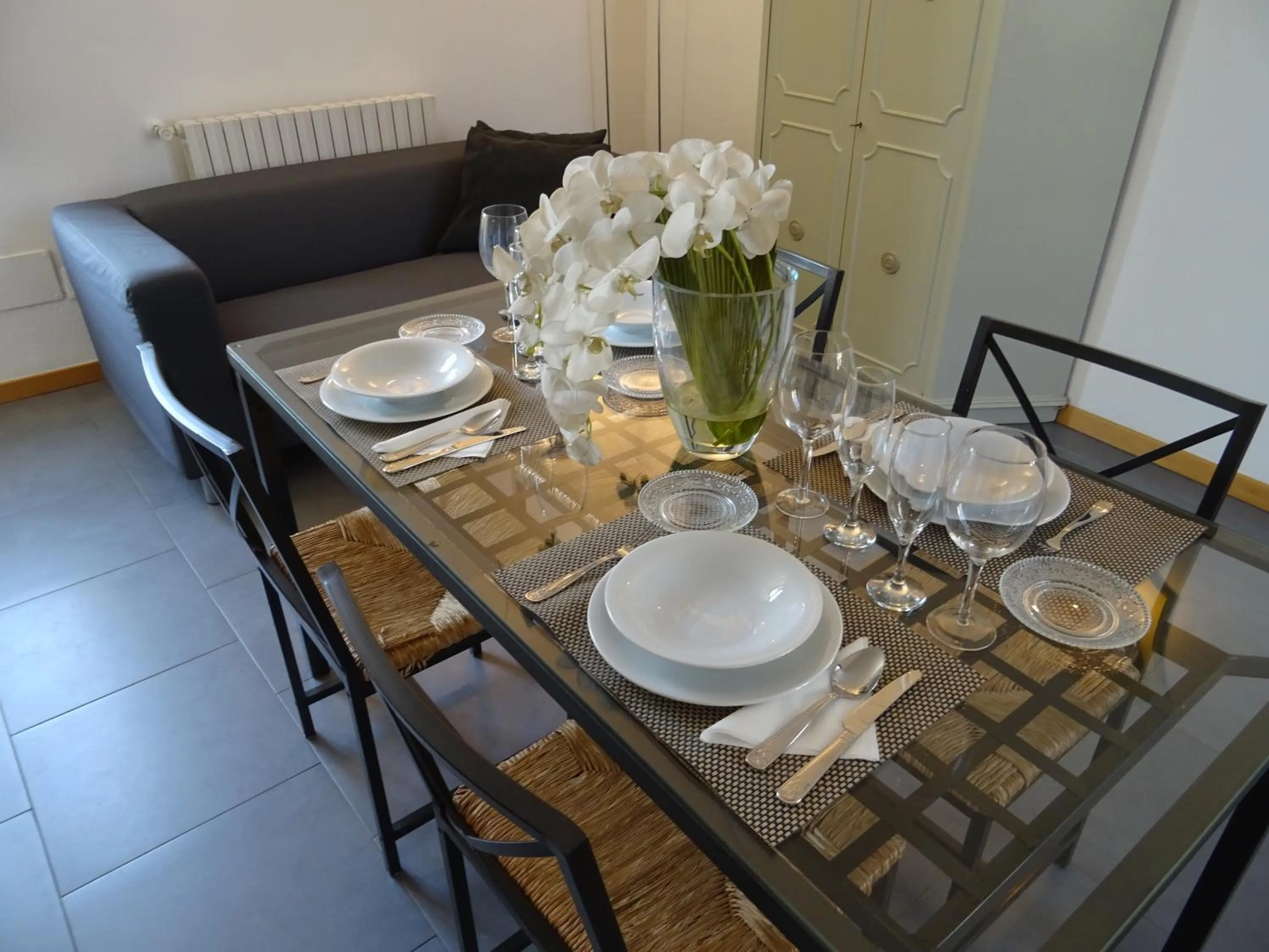 Dining area in CharmeRooms Villa Moroni