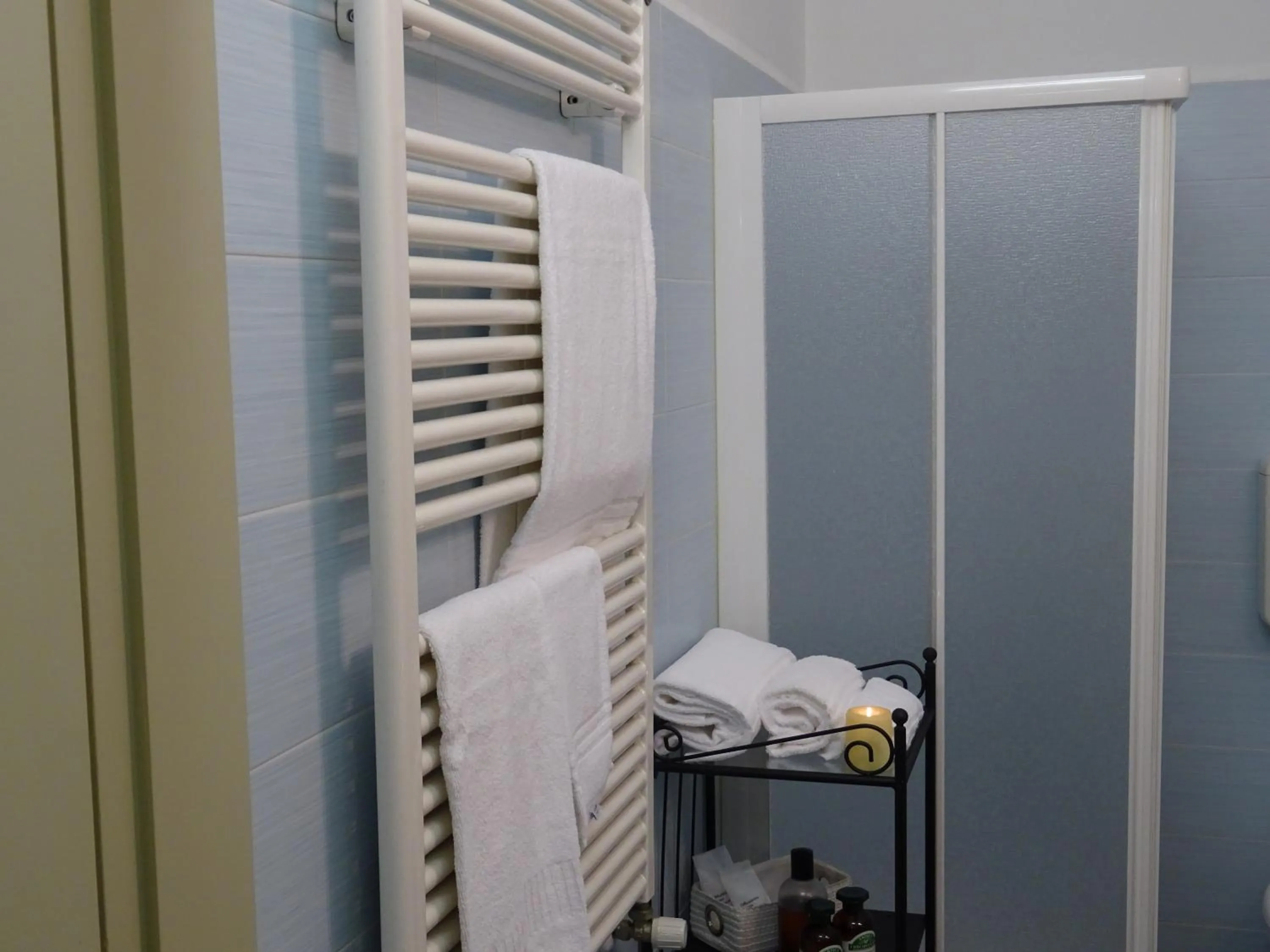 Shower in CharmeRooms Villa Moroni