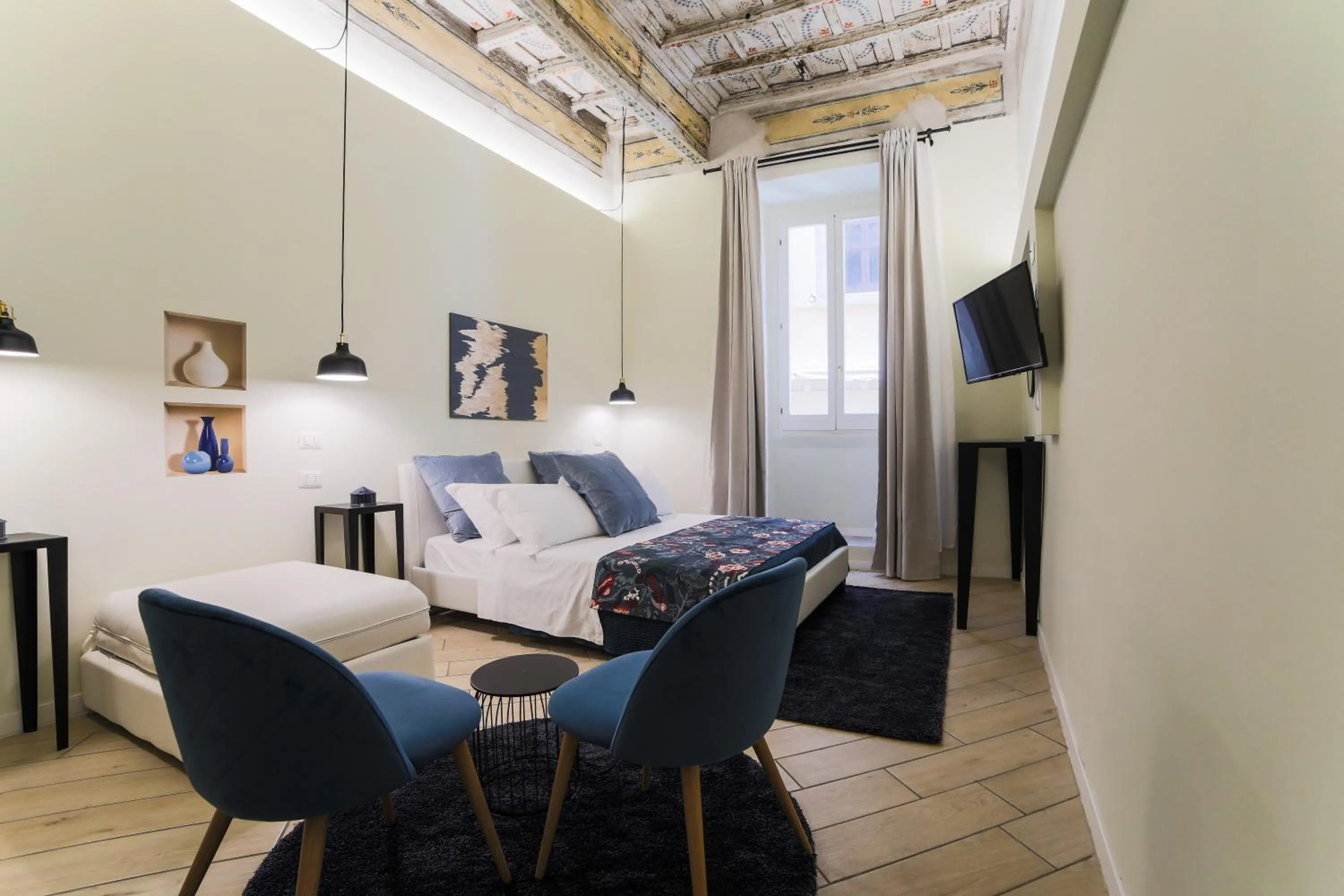 Photo of the whole room, Bed in Pantheon Unique Rooms