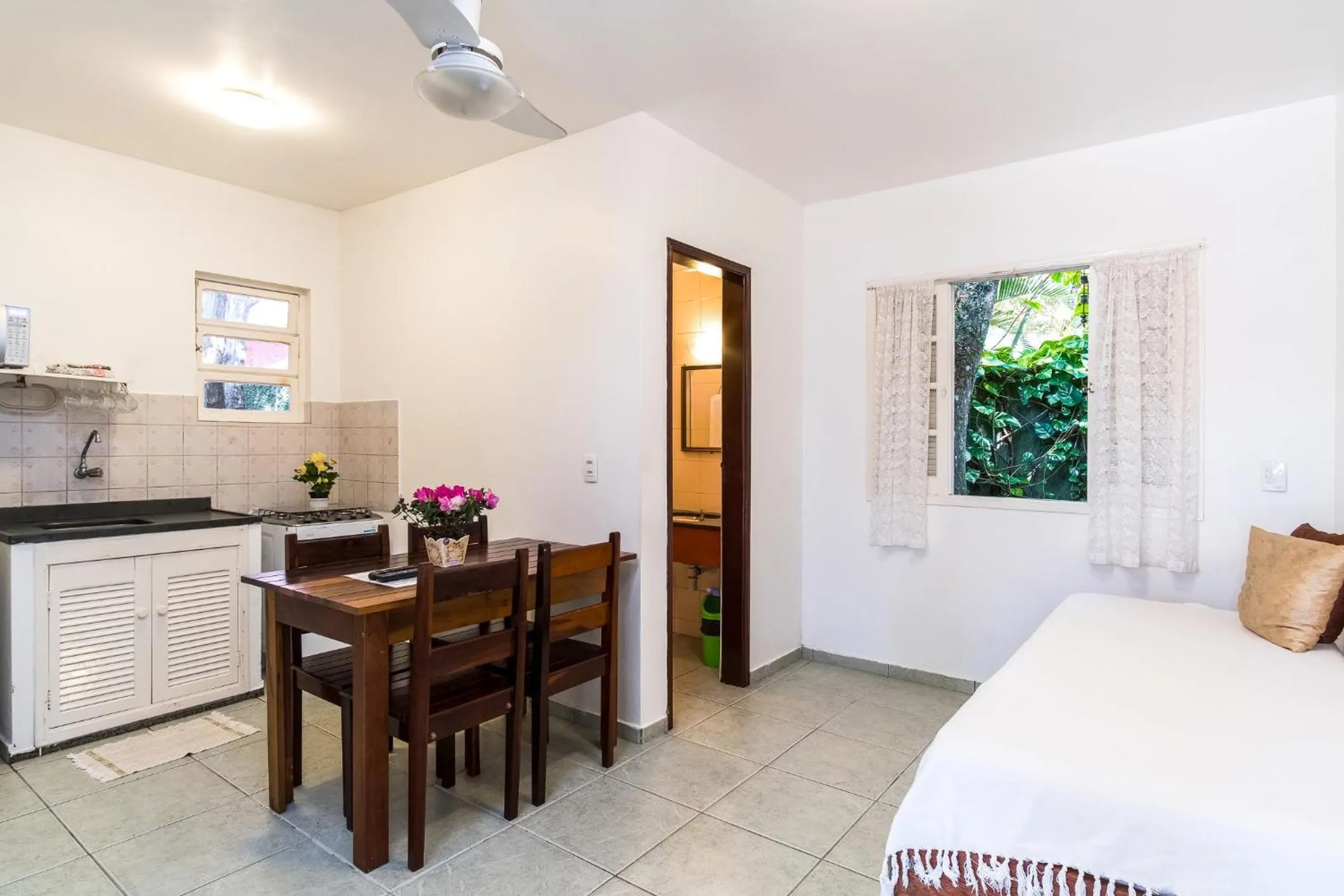 Kitchen or kitchenette, Bed in Pousada Sanremo Inn
