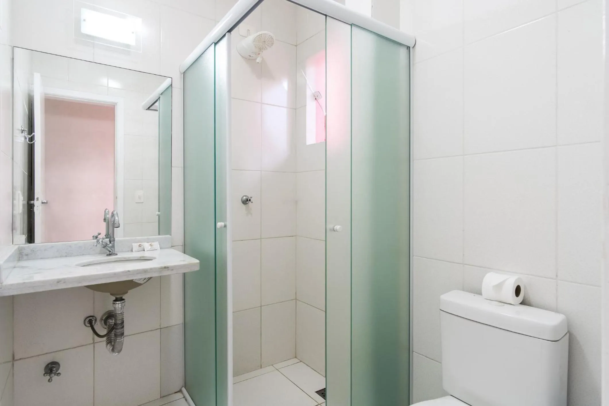 Shower in Pousada Sanremo Inn