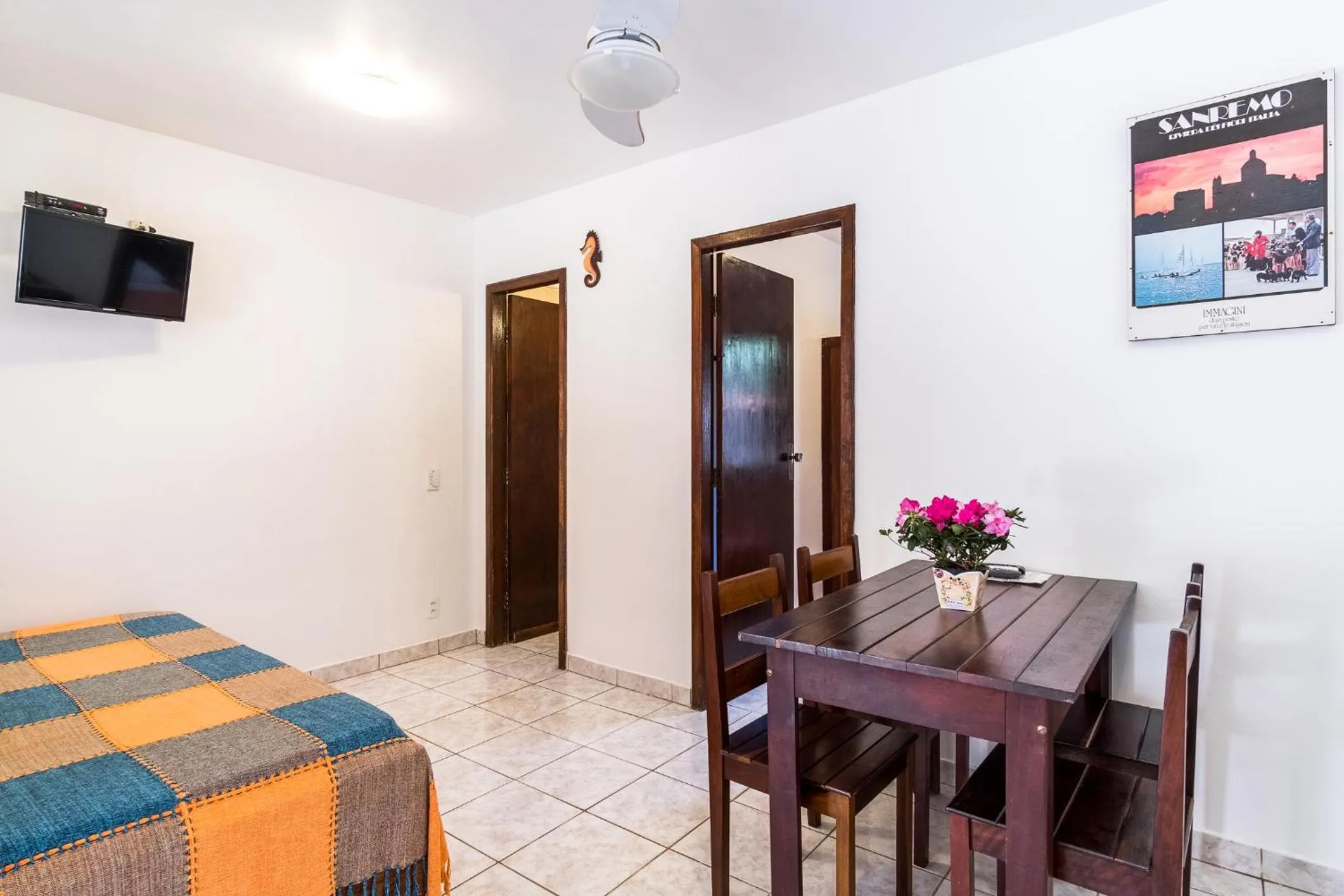 Communal lounge/ TV room, Bed in Pousada Sanremo Inn