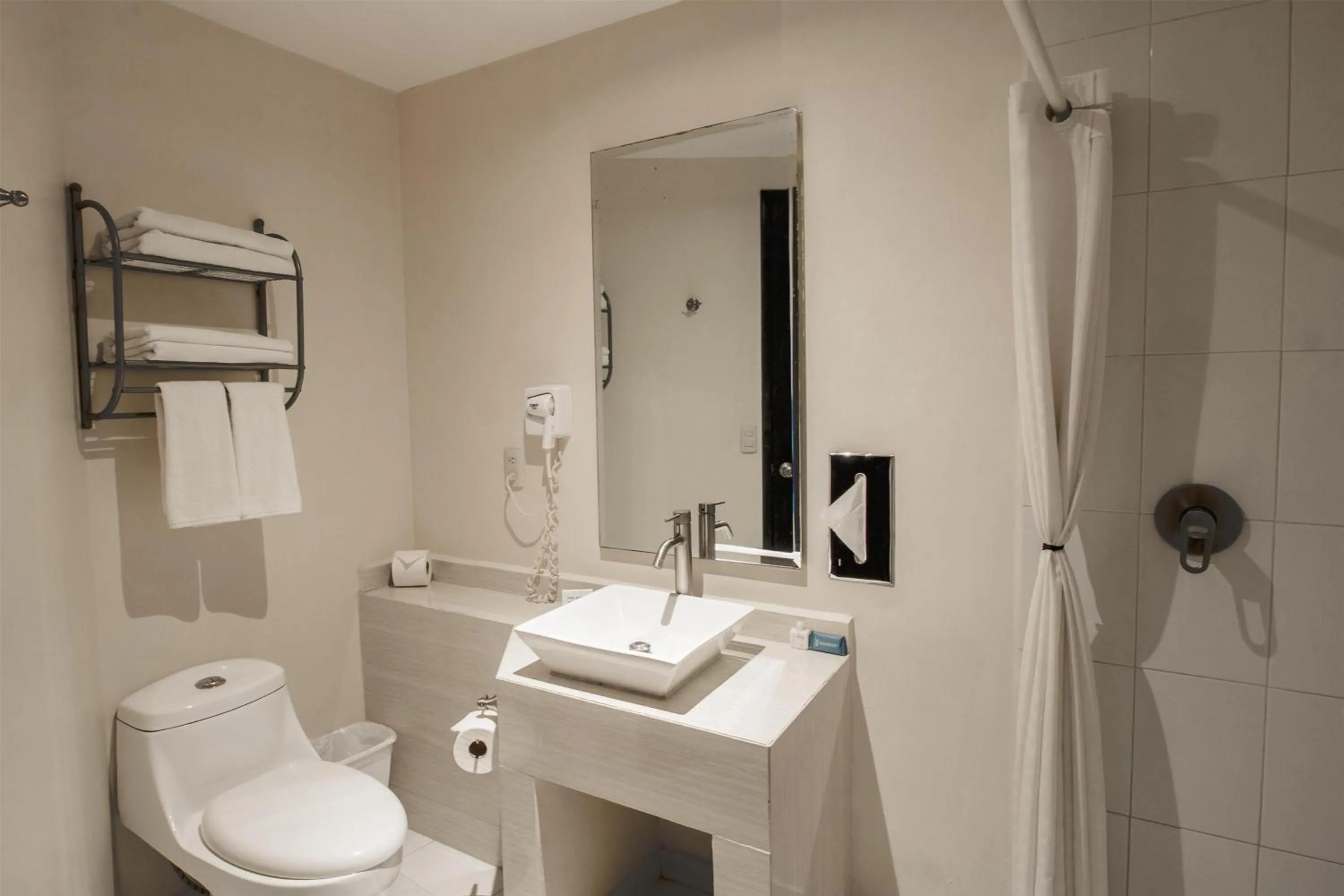 Bathroom in Best Western Real Tula Express