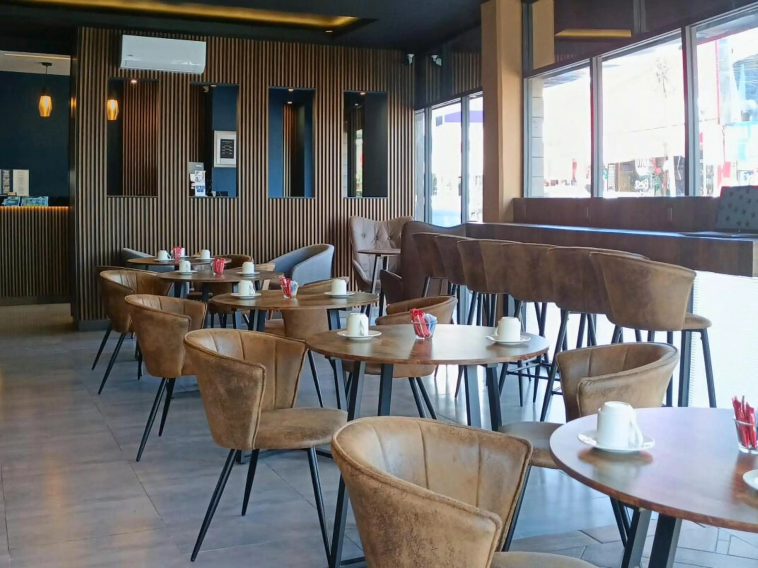 Restaurant/places to eat in Best Western Real Tula Express