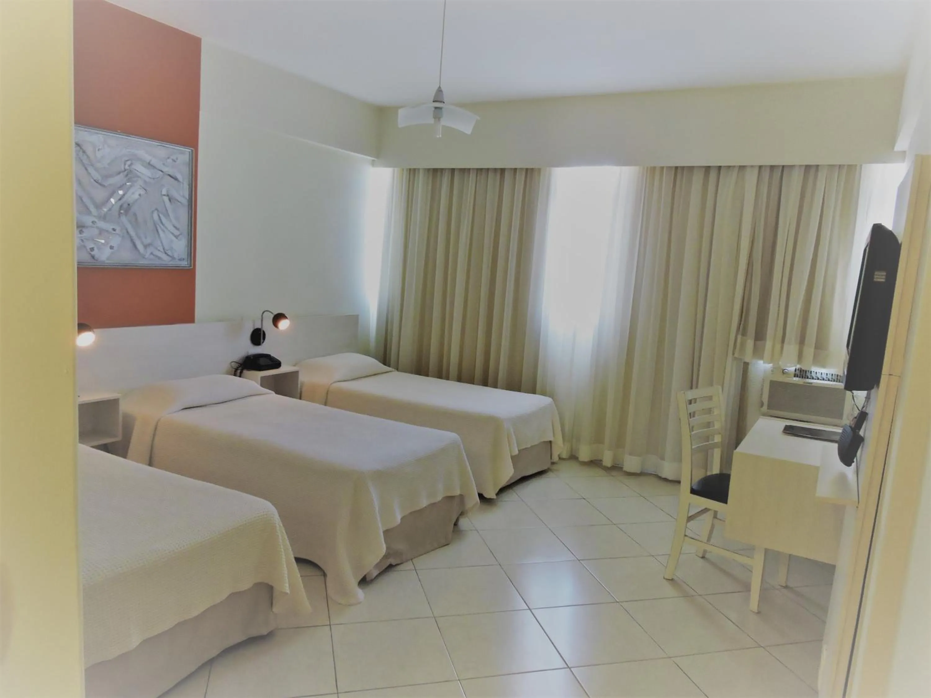 Photo of the whole room, Bed in Hotel Binder Quality Inn