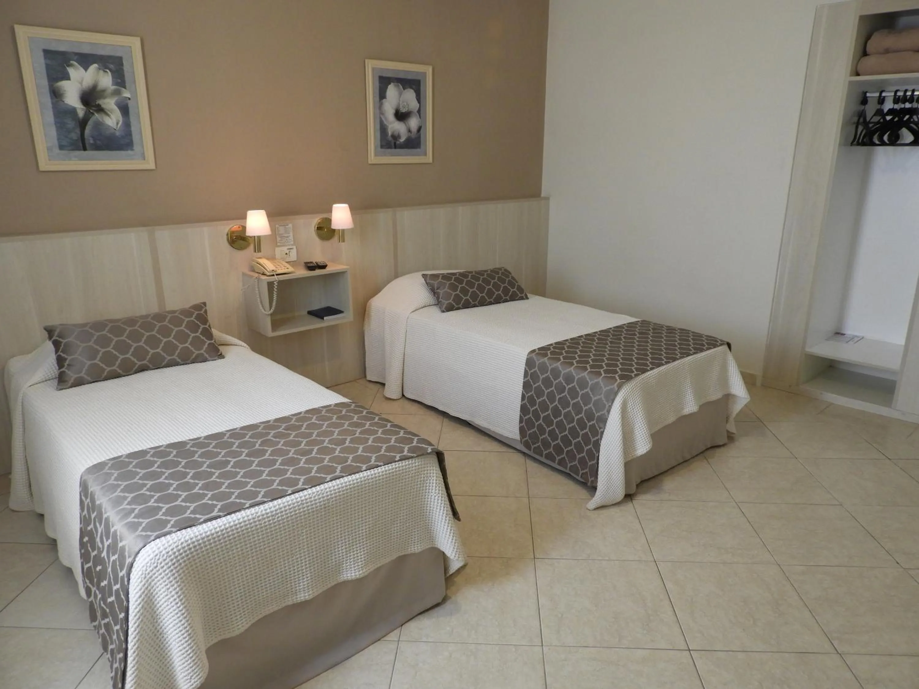 Bed in Hotel Binder Quality Inn