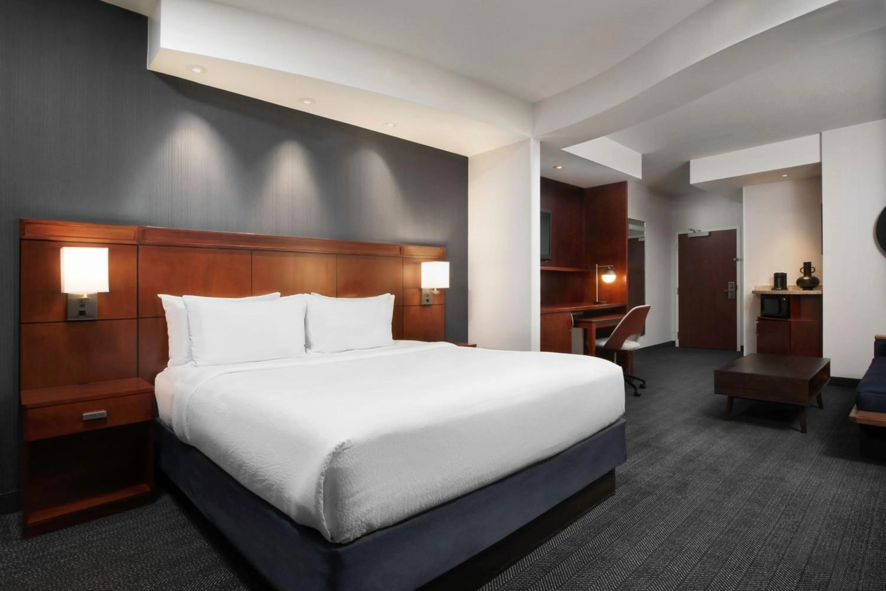 Photo of the whole room, Bed in Courtyard Kansas City at Briarcliff