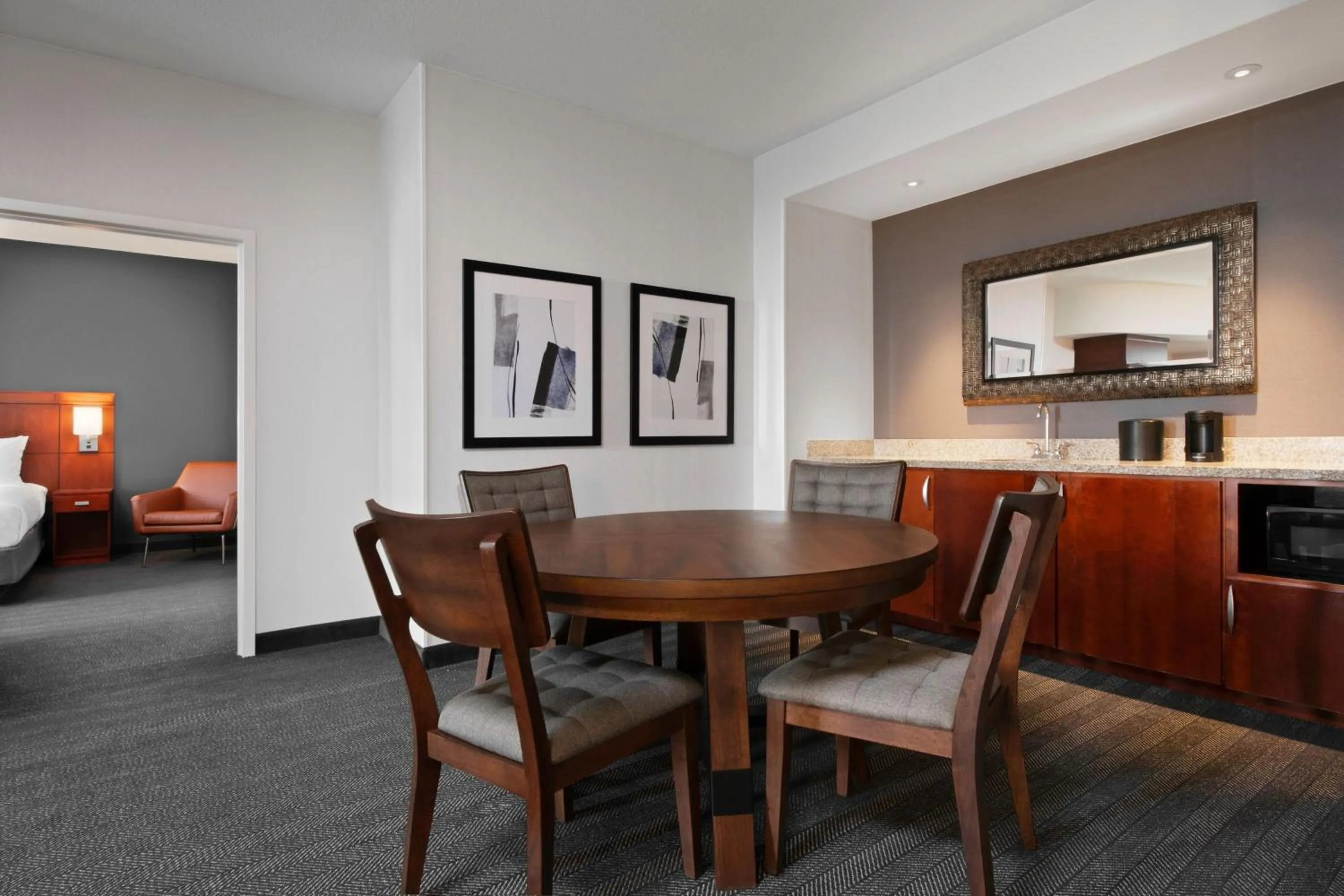 Photo of the whole room in Courtyard Kansas City at Briarcliff