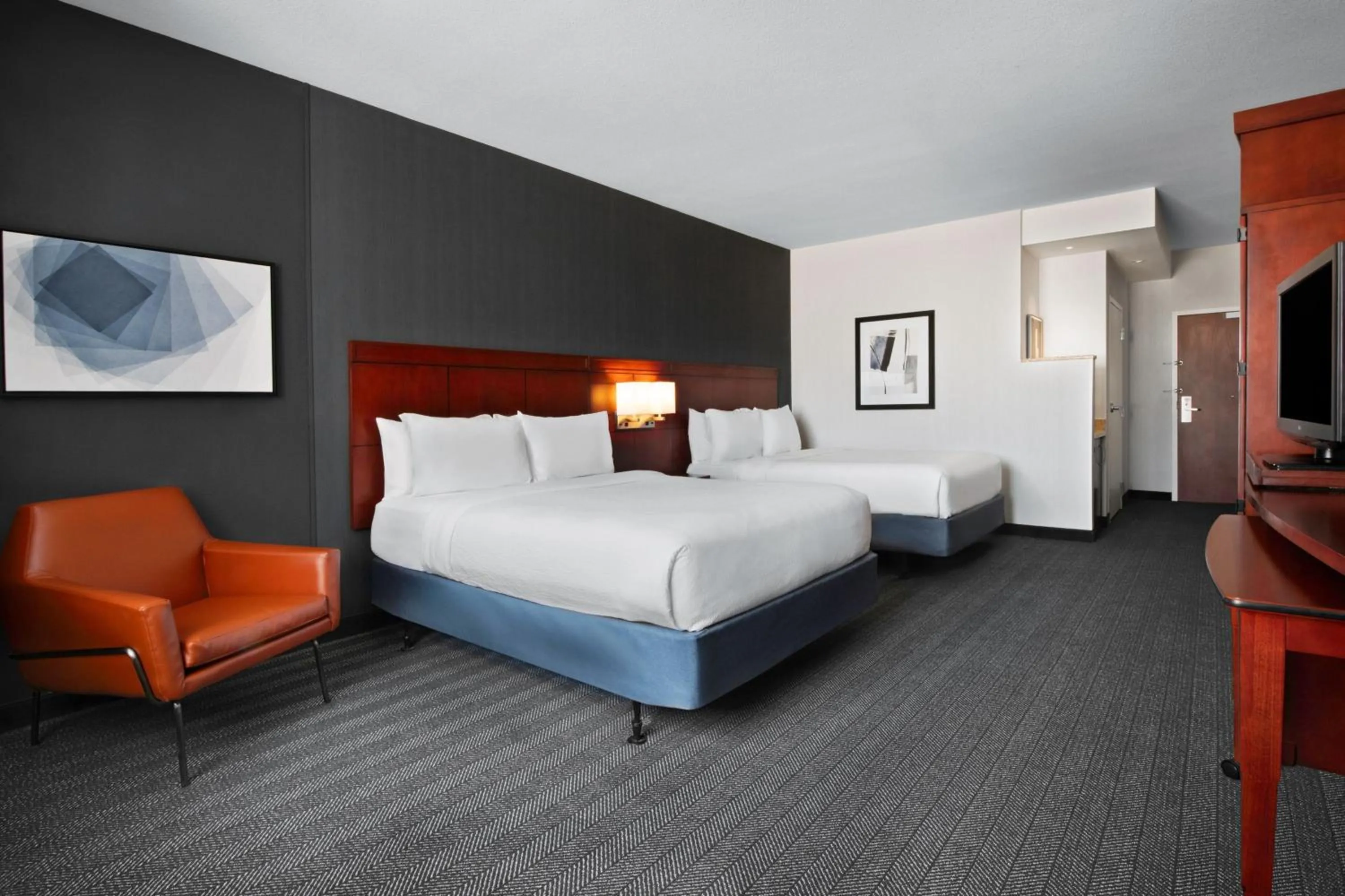 Photo of the whole room, Bed in Courtyard Kansas City at Briarcliff