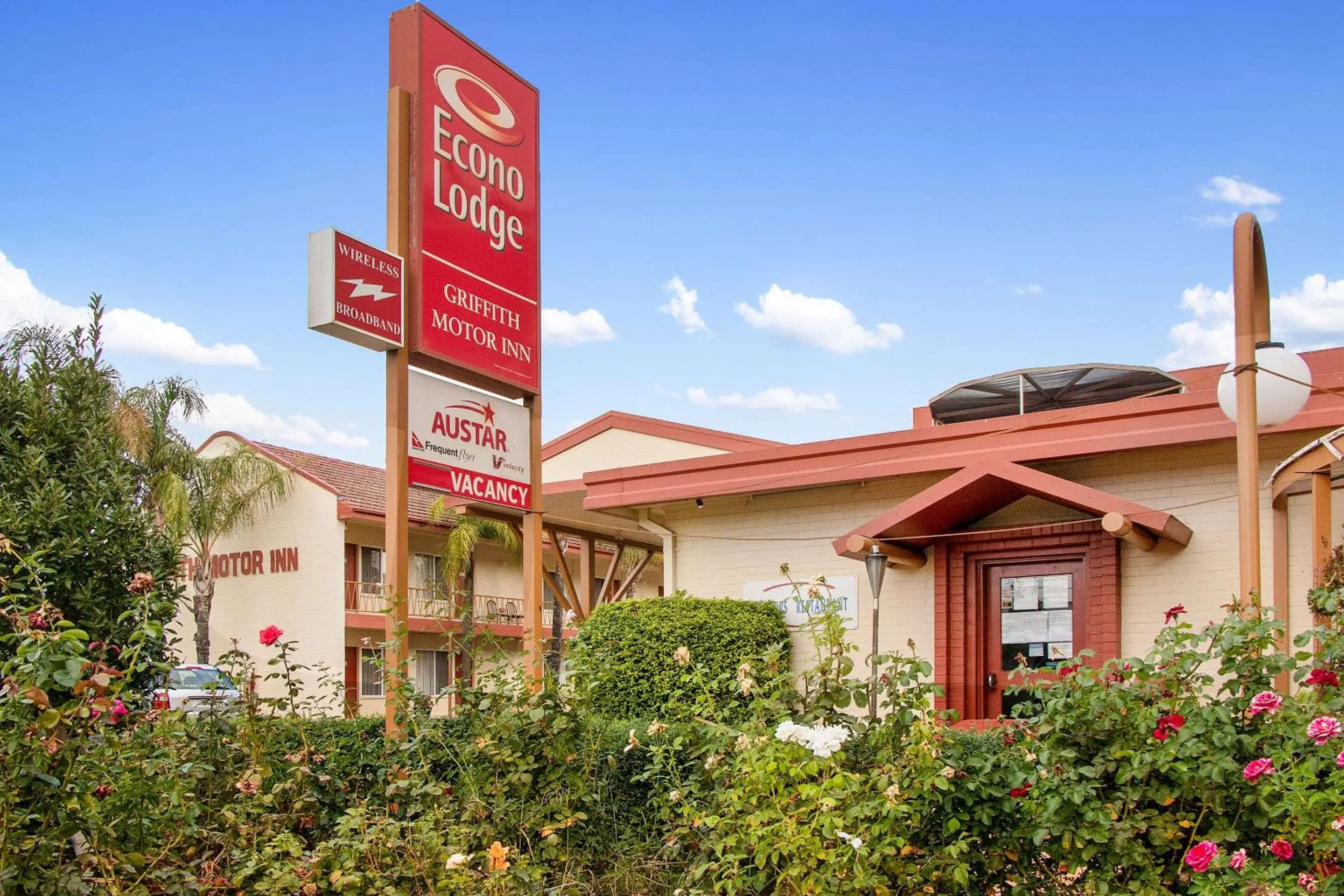 Property building in Econo Lodge Griffith Motor Inn