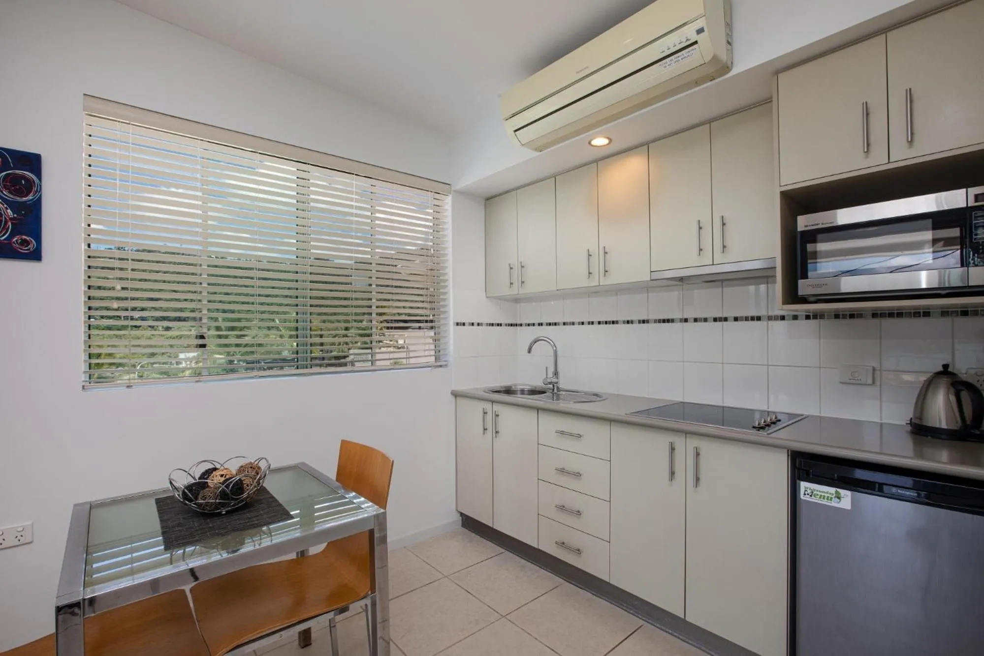 Coffee/tea facilities in Waterview Airlie Beach