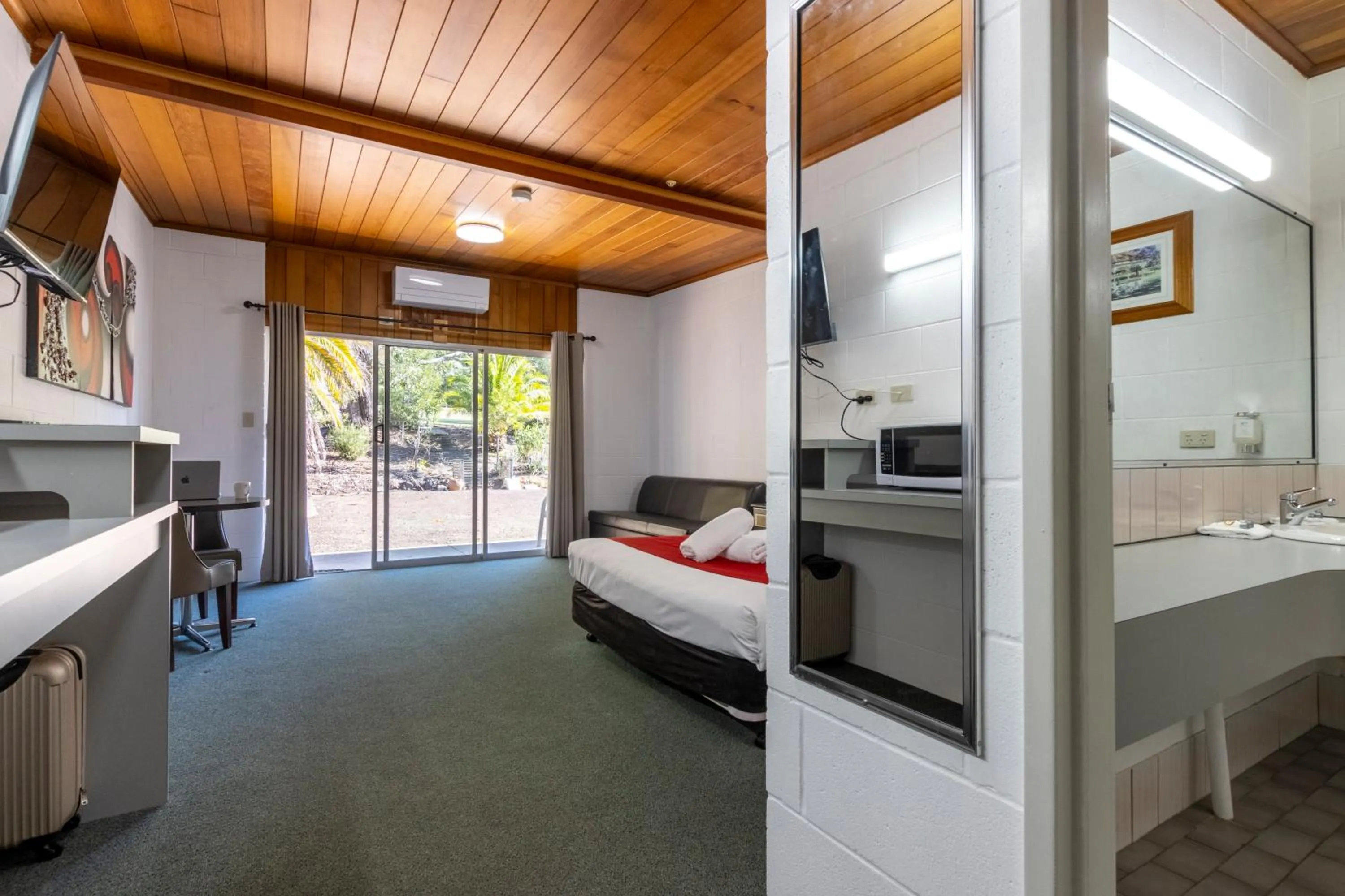 Bed in The Grampians Motel