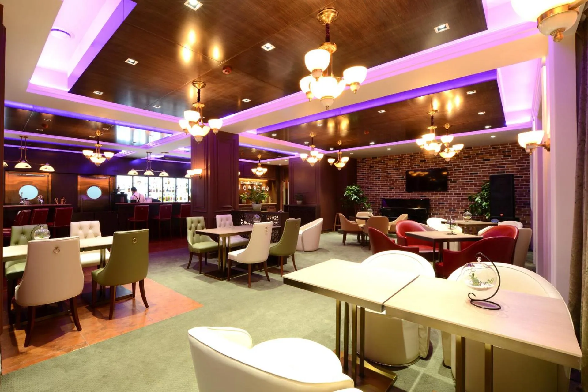 Restaurant/places to eat in Kempinski Hotel Khan Palace