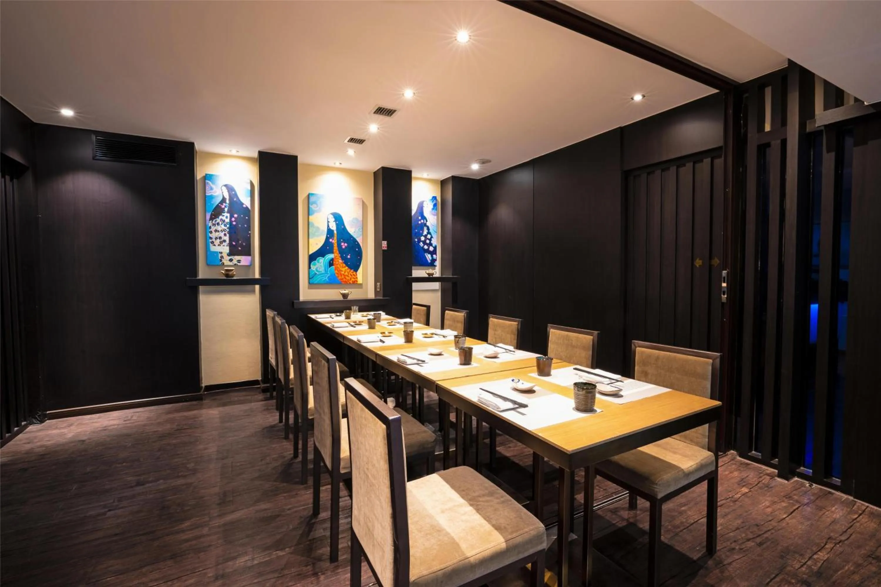 Restaurant/places to eat in Kempinski Hotel Khan Palace